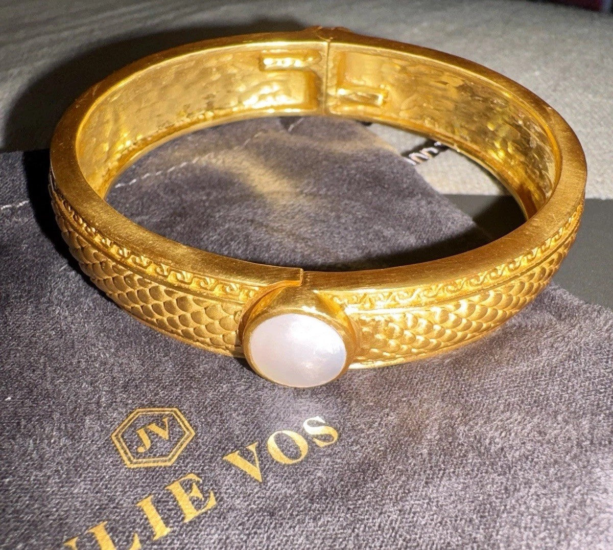 8942732
