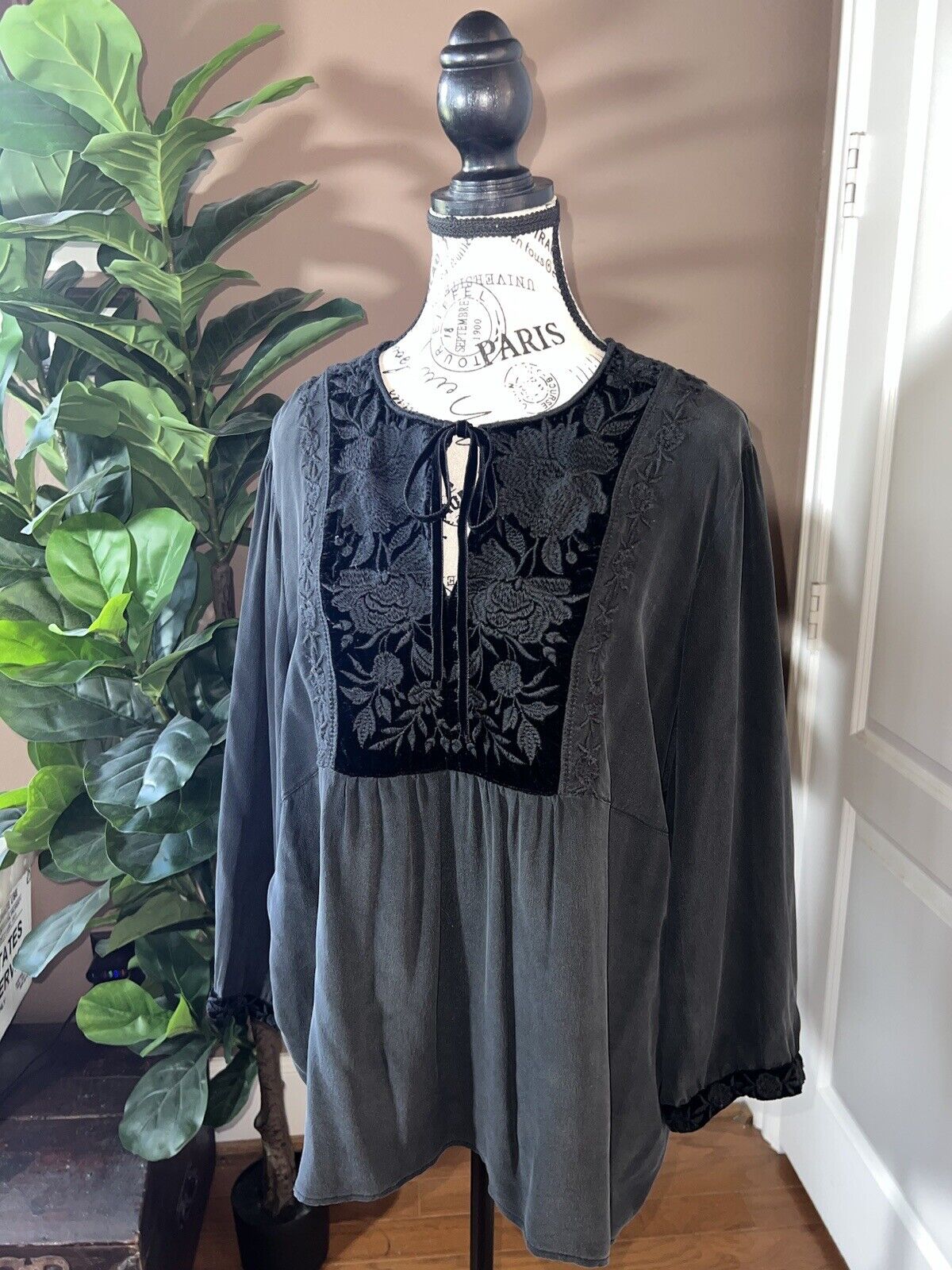 Johnny Was Sz XL Black 100% Silk & Velvet Peplum Tunic Top Tonal Embroidery