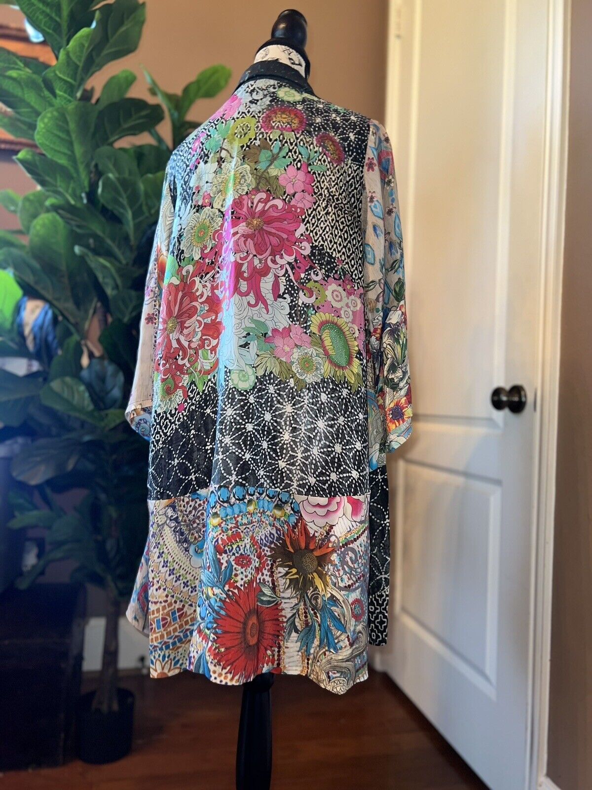 Johnny Was S Small OVERSIZED Silky Kimono Top Great Condition & Back Is STUNNING