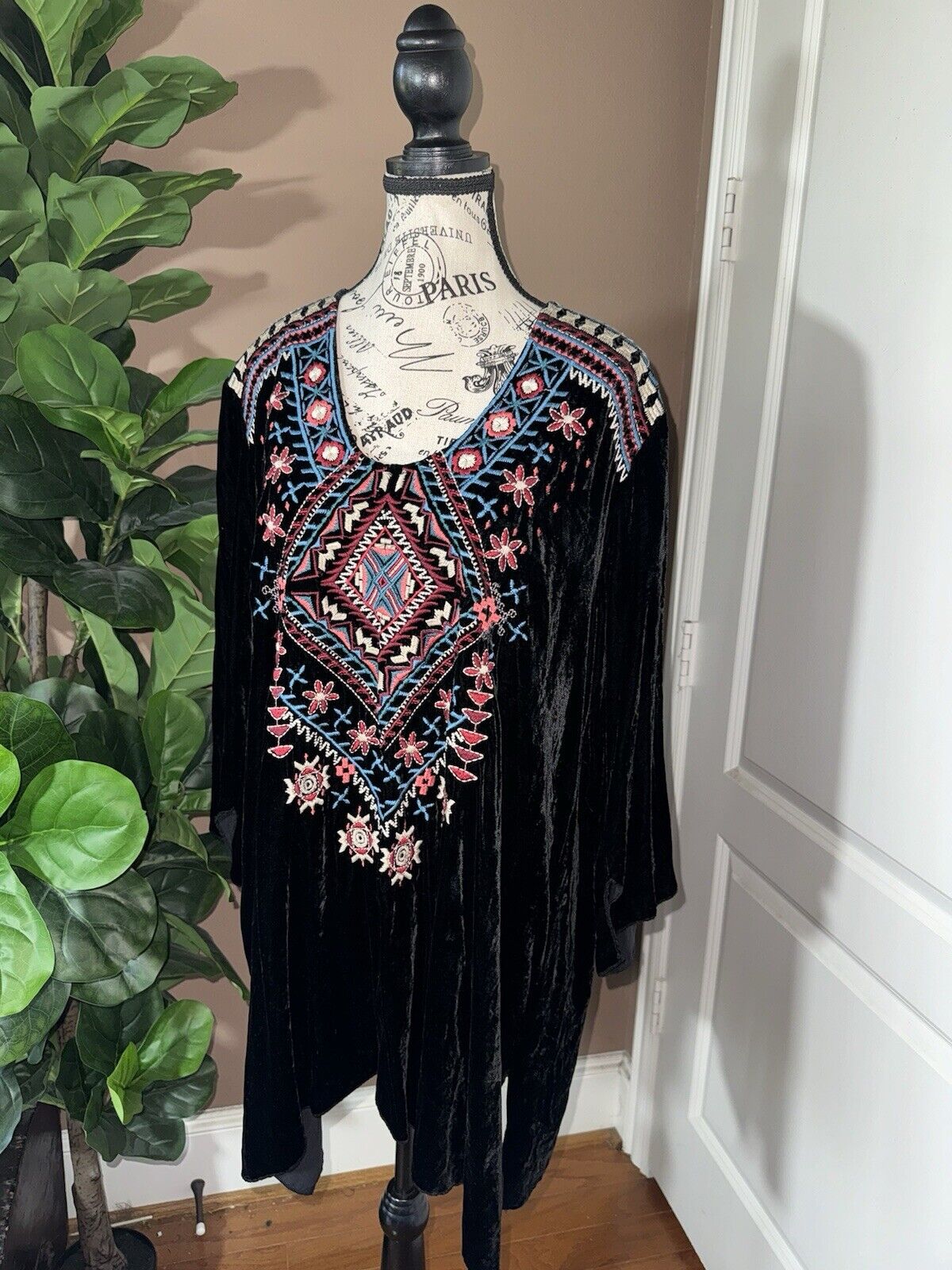 Johnny Was Sz Xl 1X 1XL Black Velvet Heavily Embroidered Tunic Top Geometric