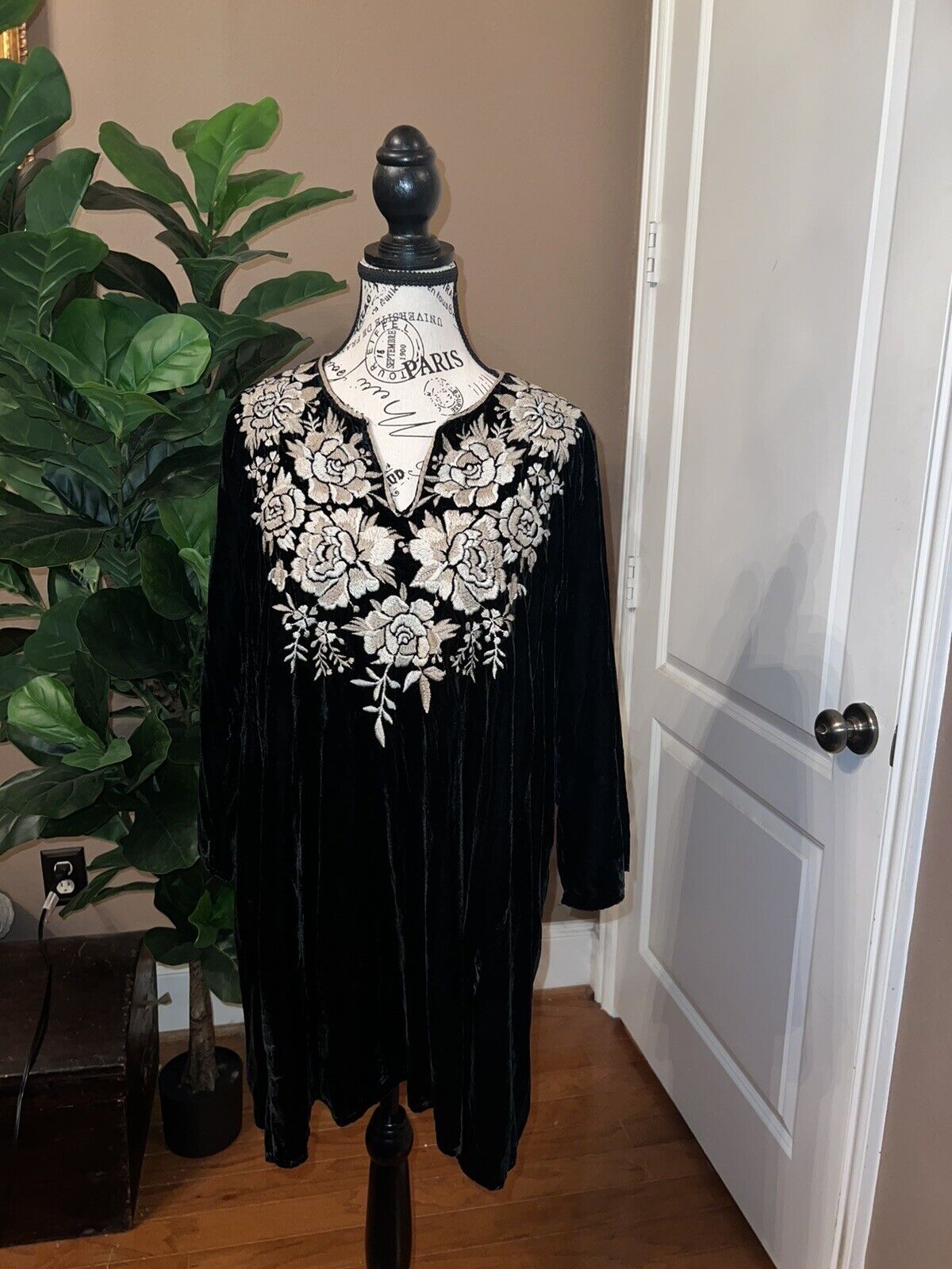 Johnny Was M Medium Black Velvet Heavily Embroidered Tunic Top Long Sleeve