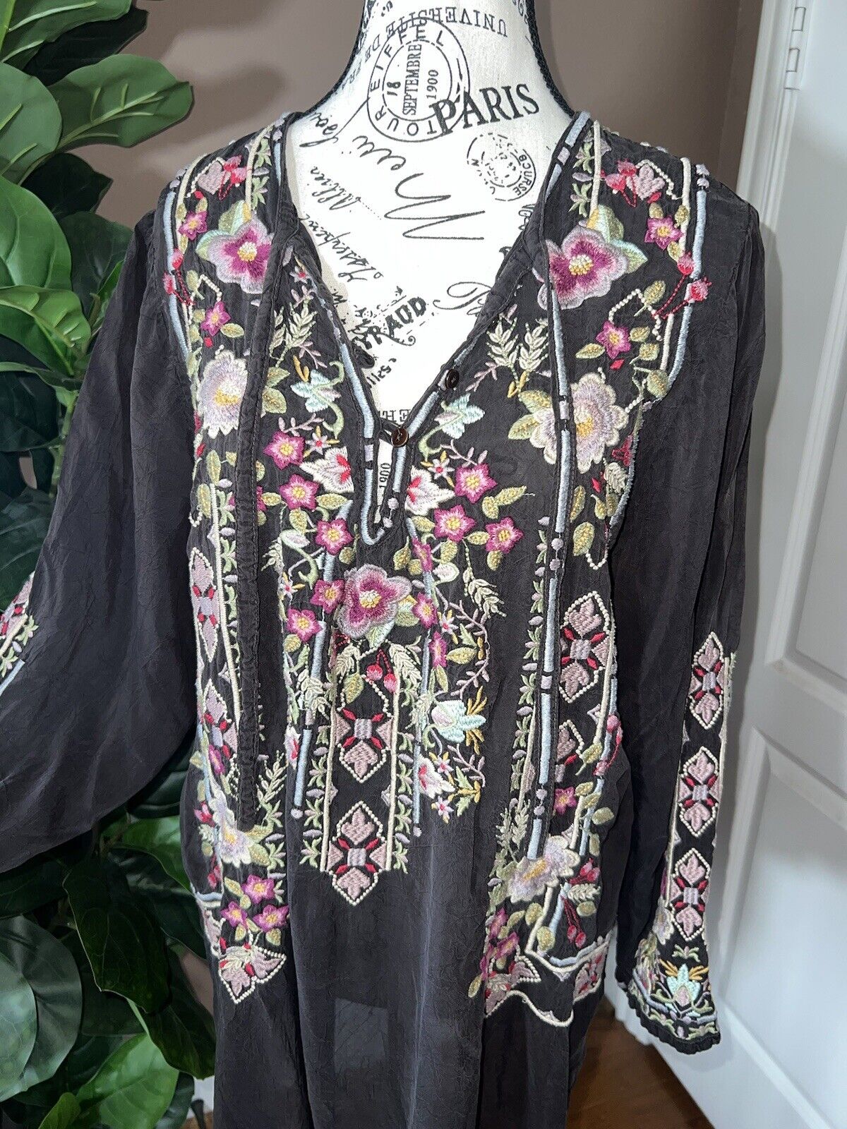 Johnny Was XL Beautiful Embroidered Dark Brown Peasant Tunic Top Silky Flowers