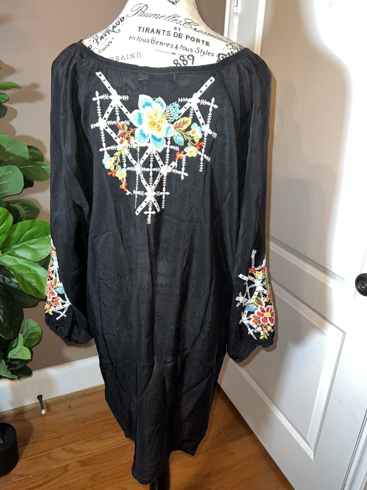 Johnny Was Embroidered Silky Tunic Top Black With Flowers 2X 2XL XXL Beautiful