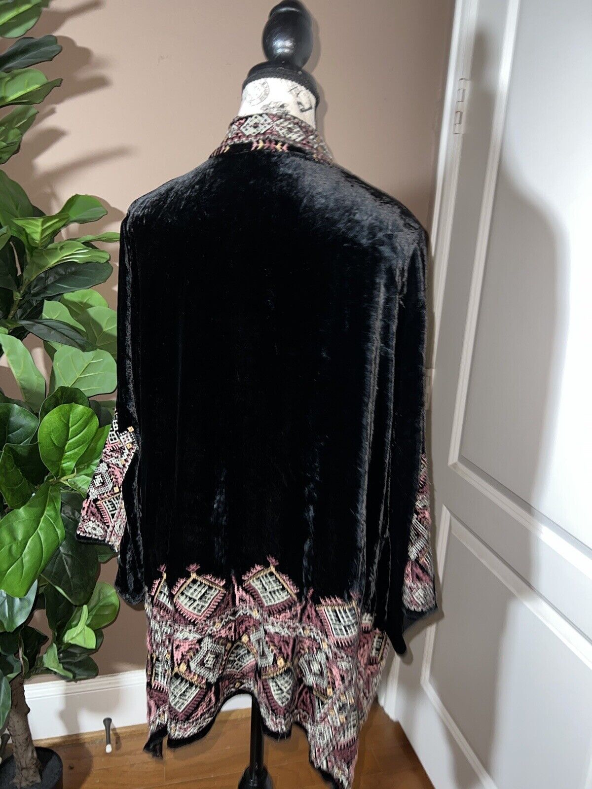 Johnny Was Black Velvet Sz XL ( 1XL  1XL ) Kimono Wrap Heavy Embroidery