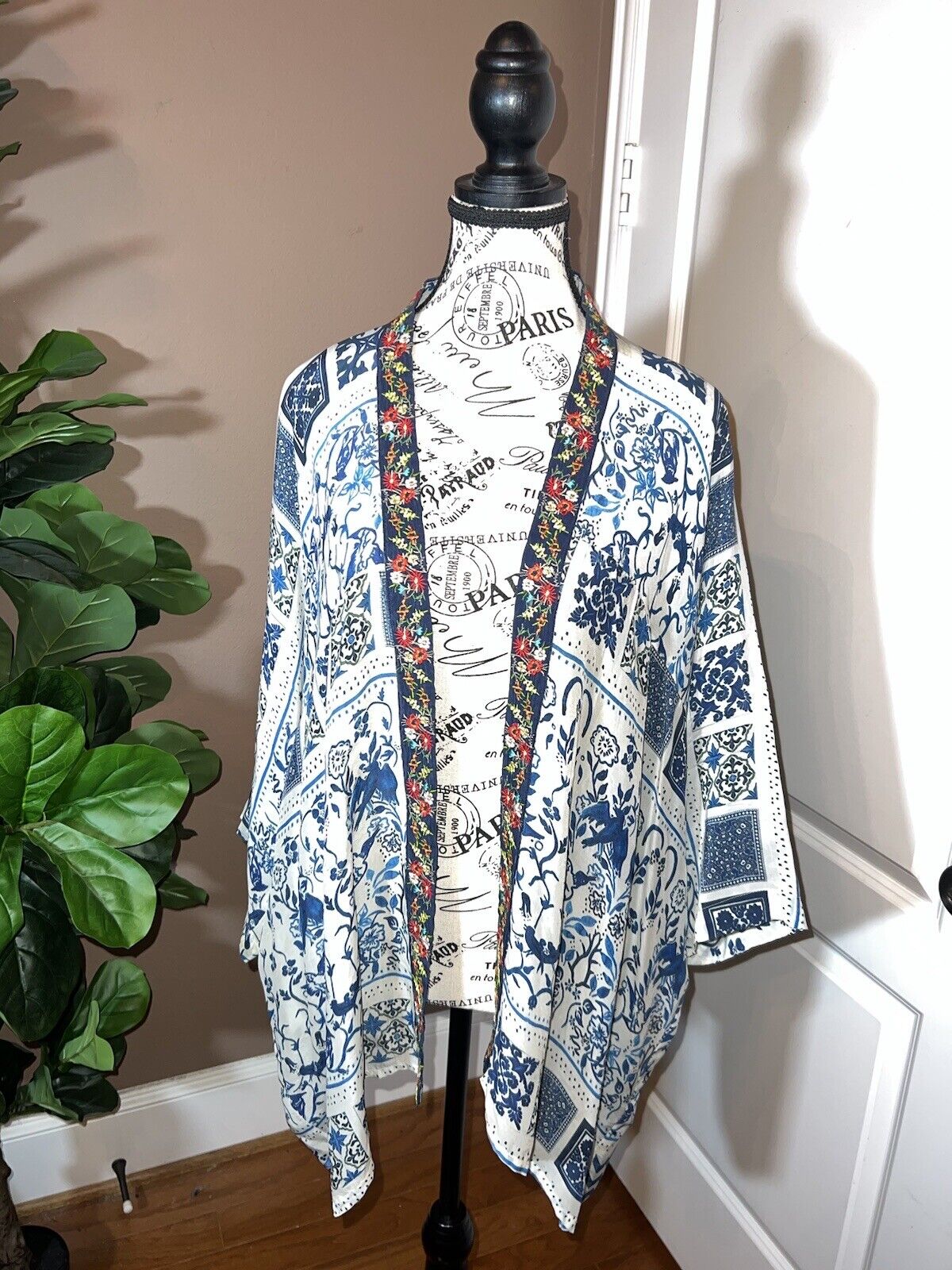 Johnny Was Silky Embroidered Kimono Wrap Blue & White Sz M 32” PTP Cardigan