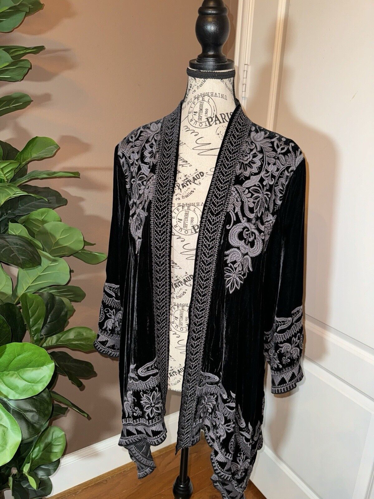 Johnny Was XL 1X 1XL Black Velvet Tonal Embroidery Kimono Handkerchief