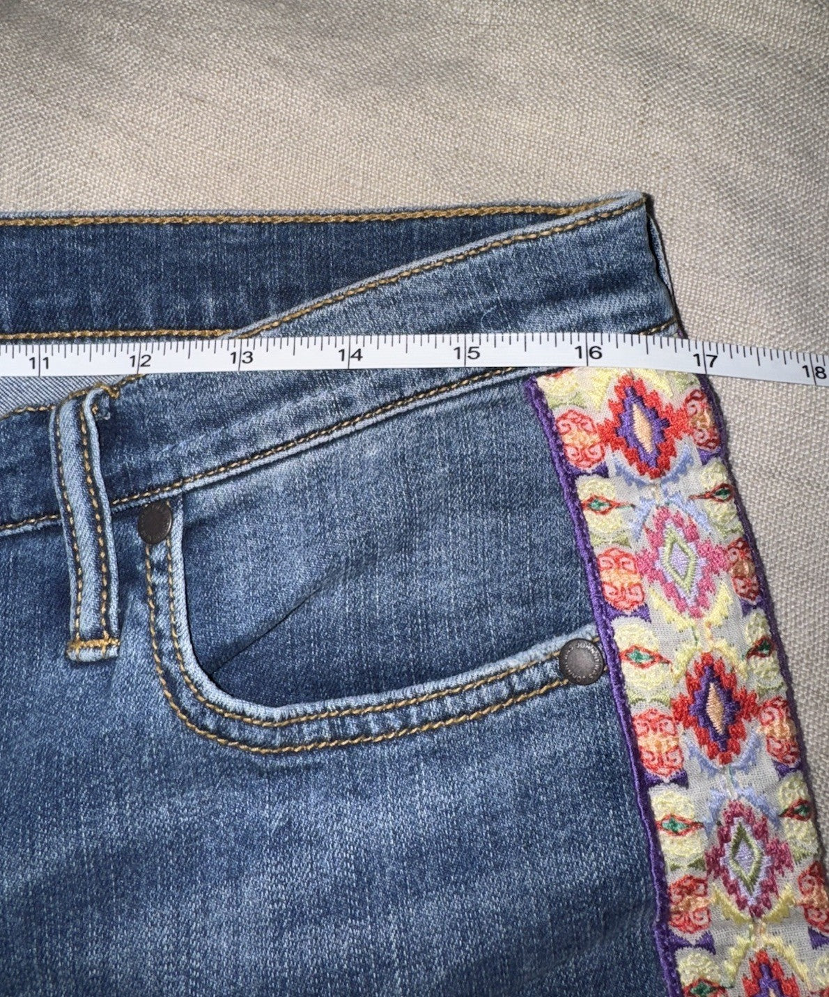 Johnny Was Sz 32 Cropped Skinny Jeans Washed Blue Embroidered Trim Down Leg Johnny Was