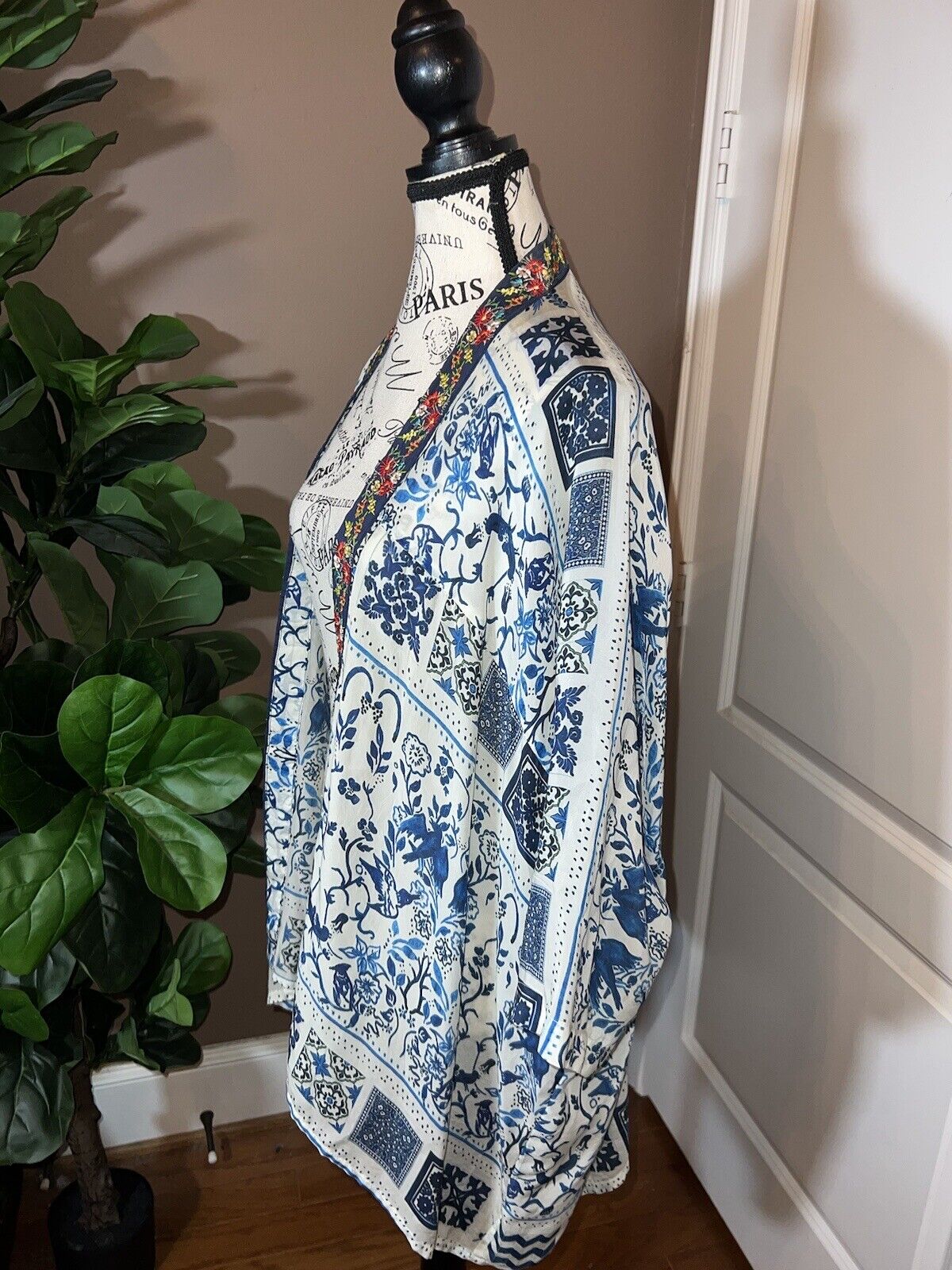 Johnny Was Silky Embroidered Kimono Blue & White Sz L Large Flowy SUMMER