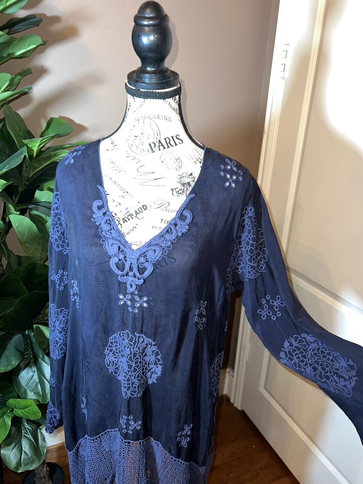 Johnny Was Sz M Medium Heavily Embroidered Silky Tunic Top Kimono Sleeve Navy