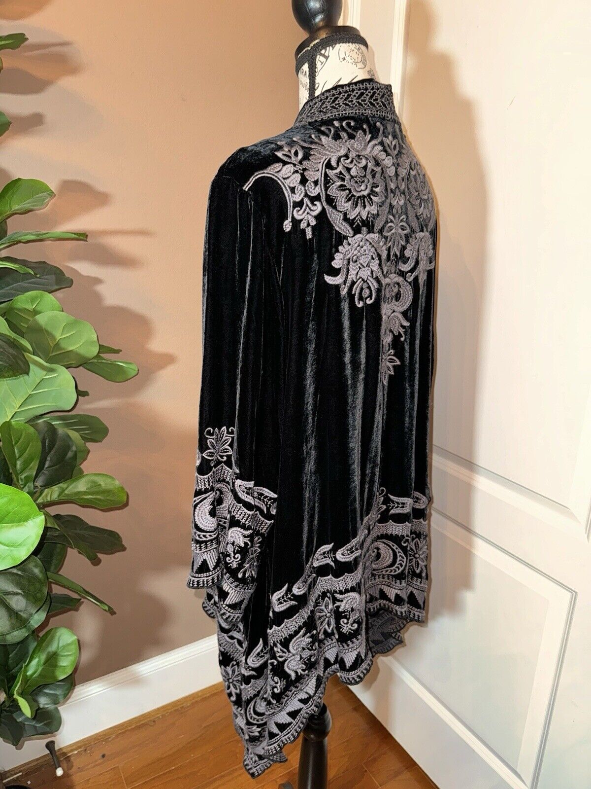 Johnny Was XL 1X 1XL Black Velvet Tonal Embroidery Kimono Handkerchief