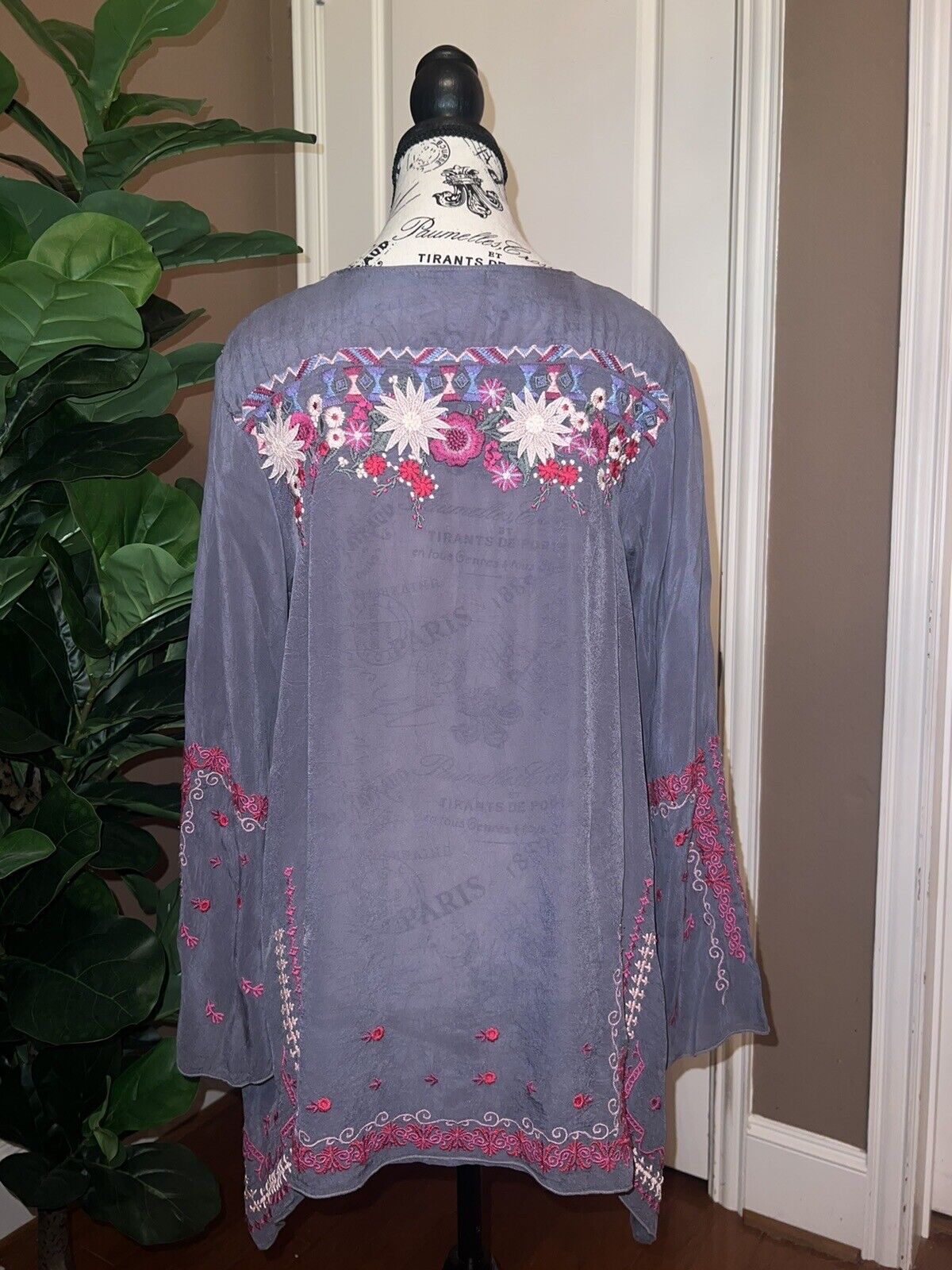 Johnny Was Sz M Medium Heavily Embroidered Silky Tunic Top Kimono Sleeve Grey