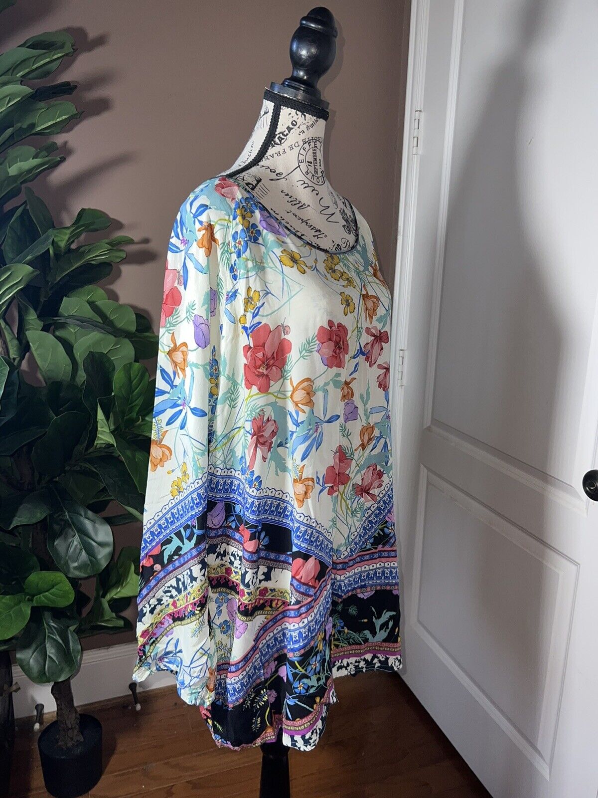 Johnny Was Sz 1X 1XL Silky Floral Tunic Top With Beautiful Flowers Flowy & Cute