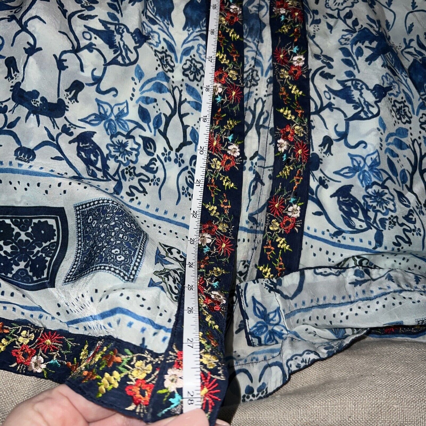 Johnny Was Silky Embroidered Kimono Blue & White Sz L Large Flowy SUMMER