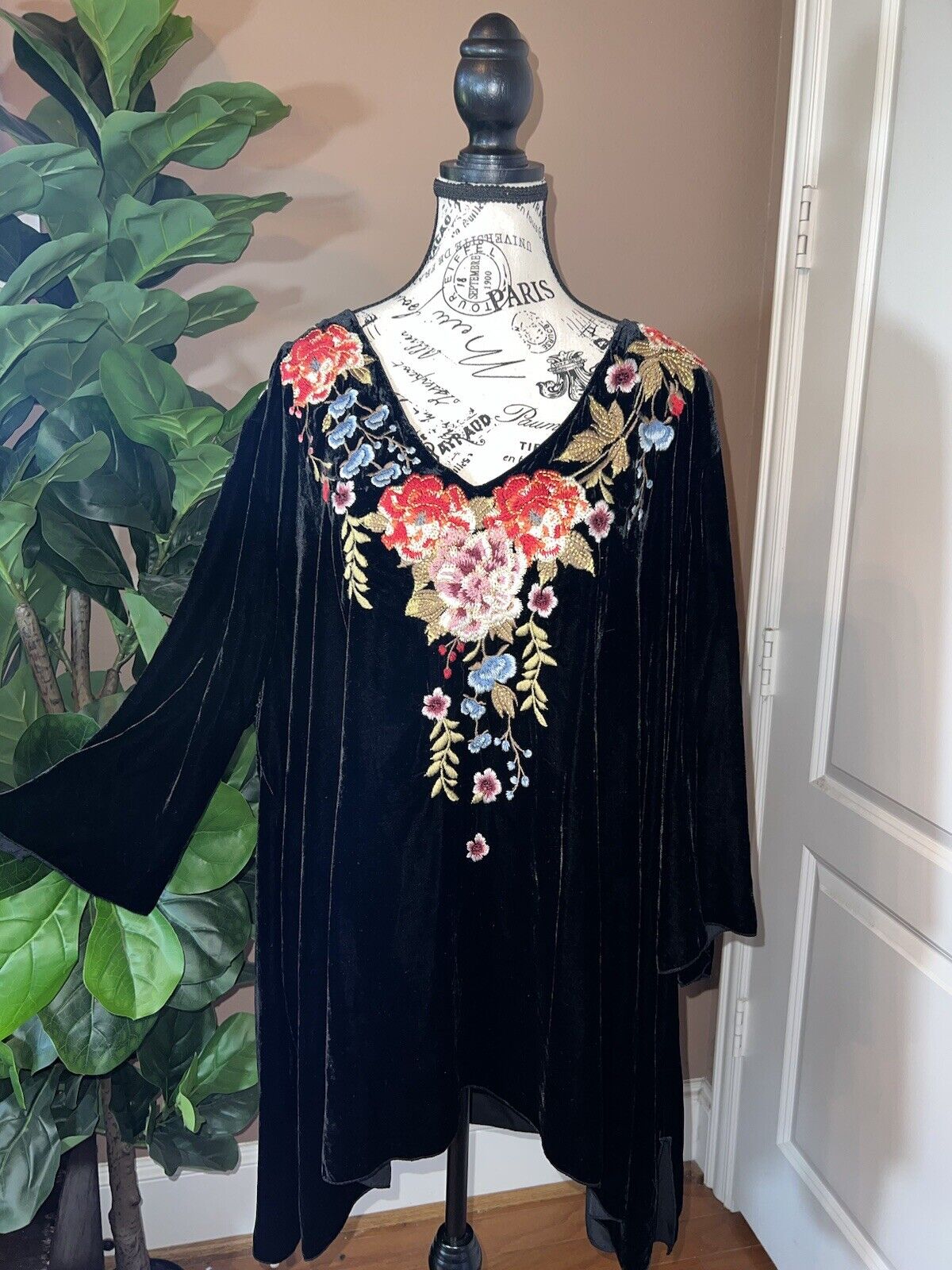 Johnny Was XL Extra Large Black Velvet Heavily Embroidered Tunic Top Kimono