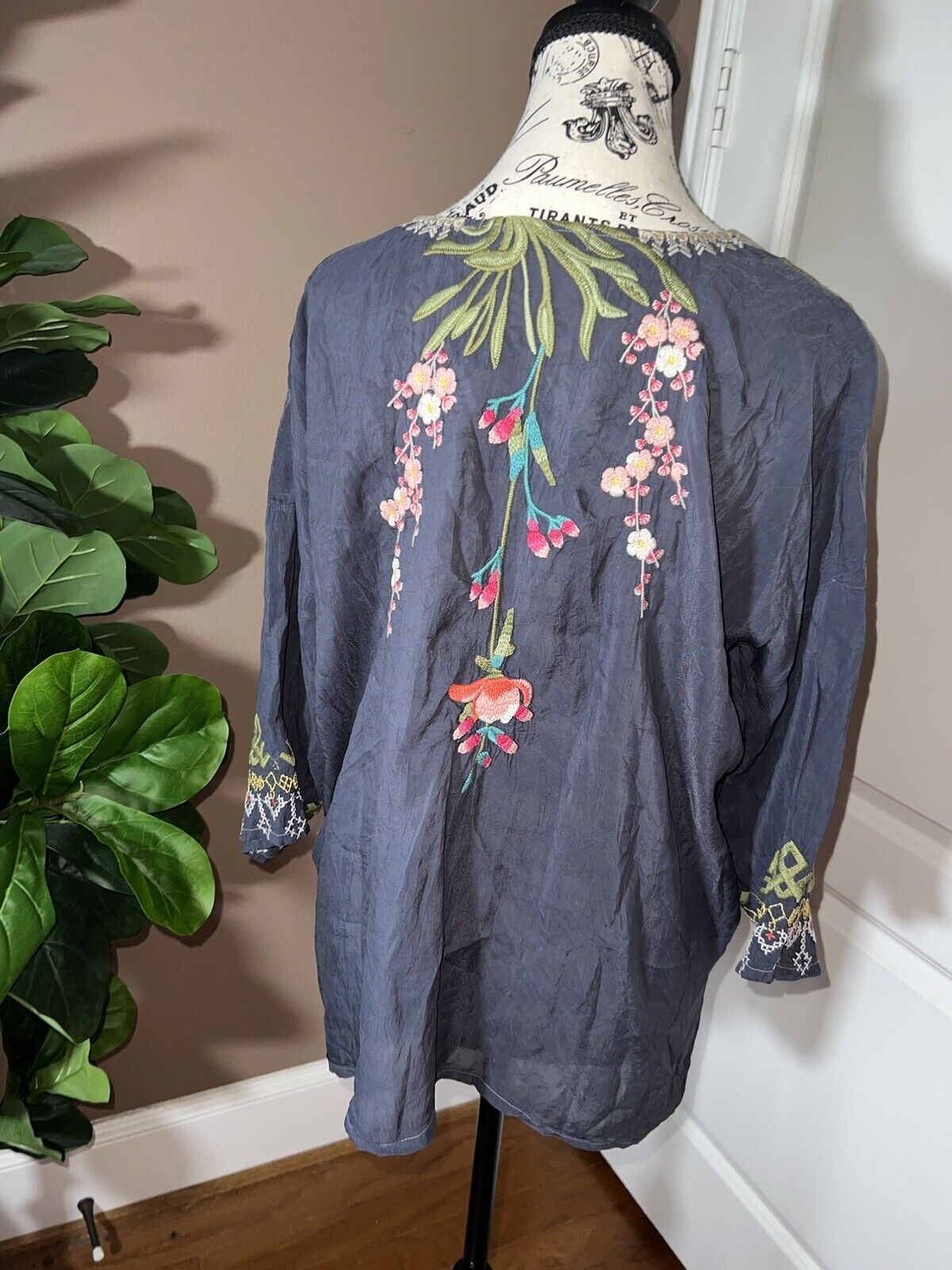 Johnny Was Silky Floral Heavily Embroidered Tunic Top L Kimono Sleeves