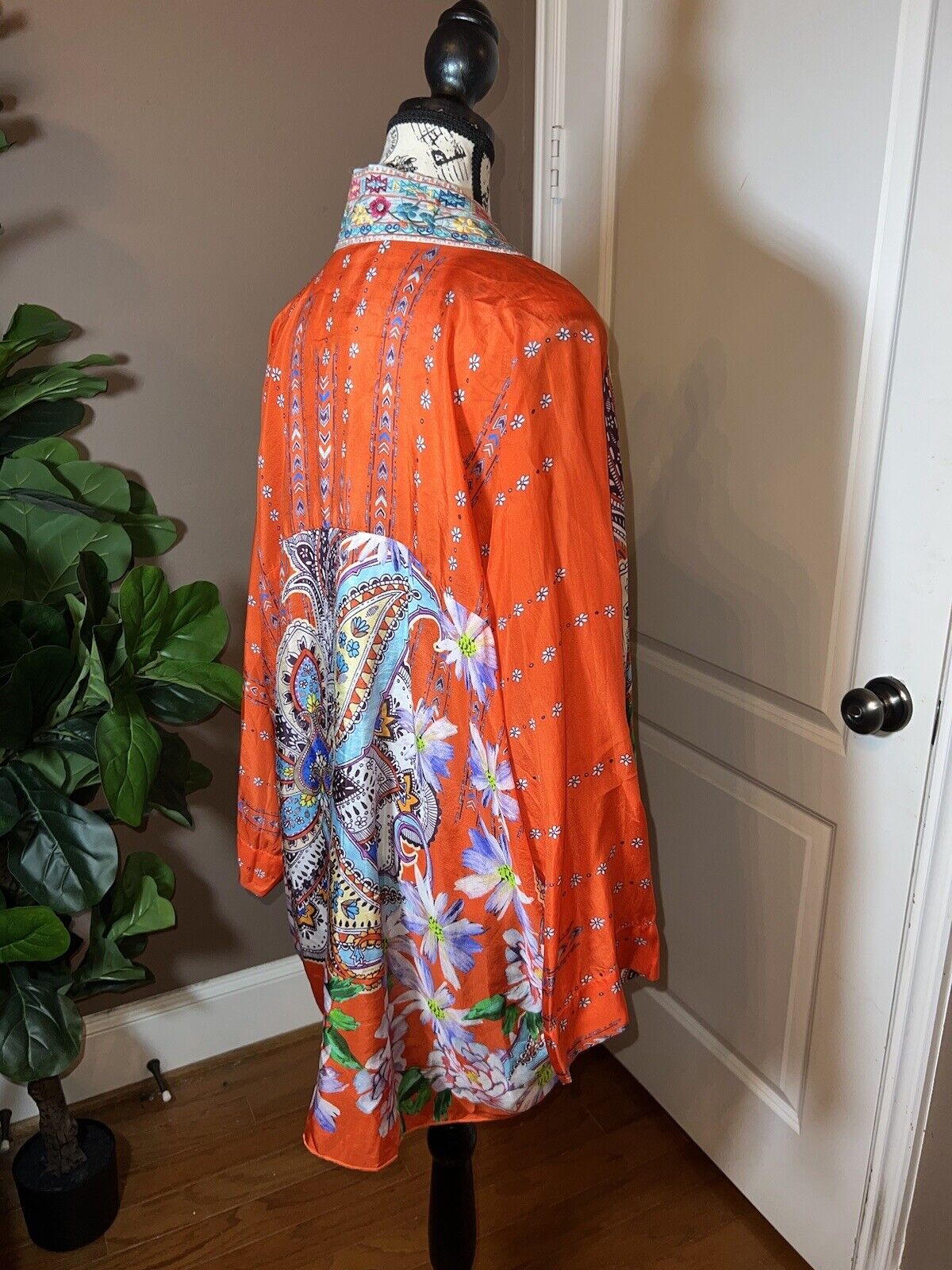 New Johnny Was 100% Silk Kimono L Large Embroidered Floral Handkerchief Hem