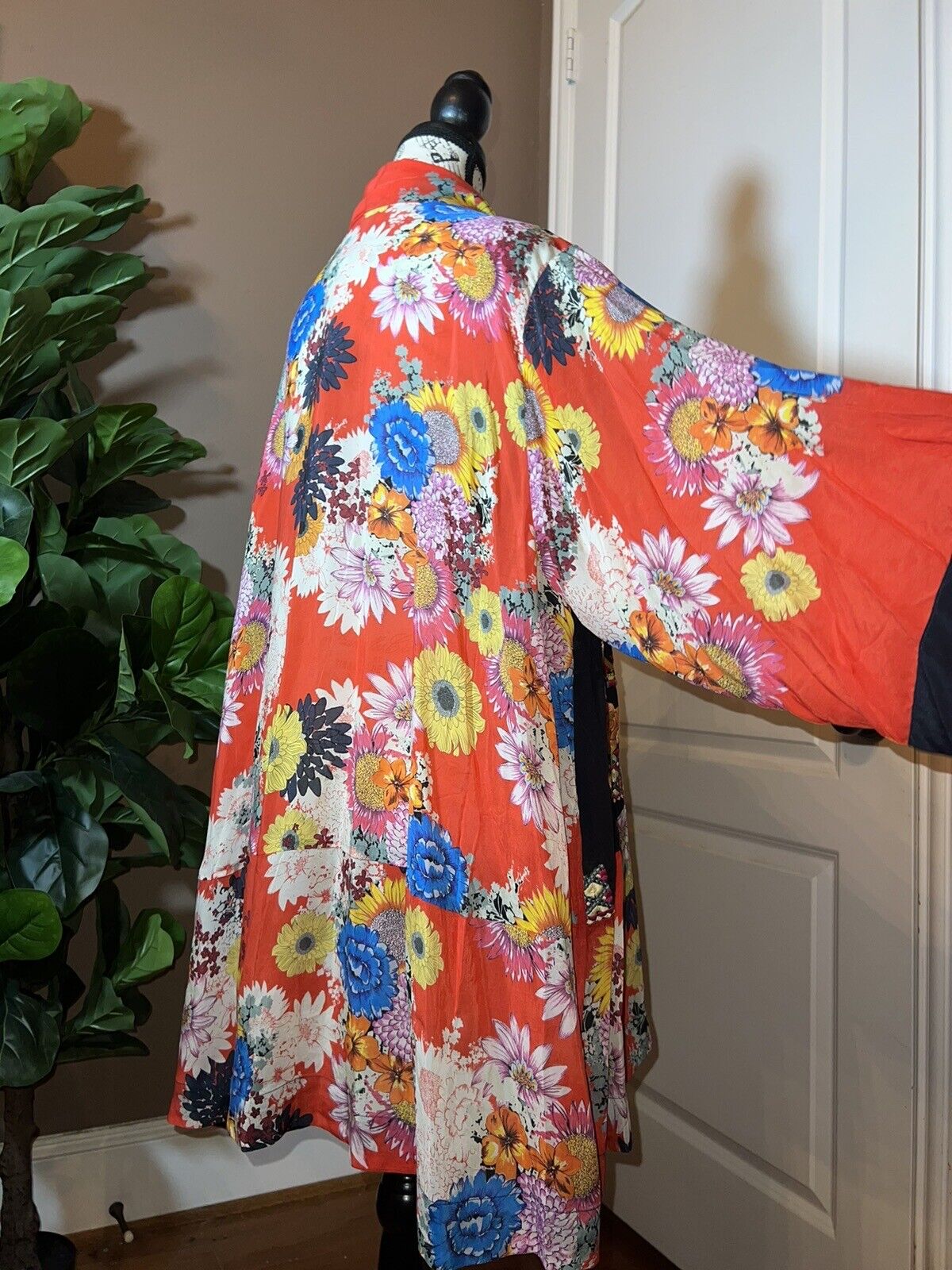 Johnny Was 100% Silk Kimono Sz XL Red & Black Floral Wrap STUNNING EMBROIDERY