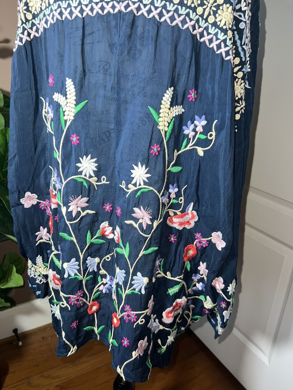 Johnny Was Sz 1X 1XL Silky Floral Tunic Top Embroidered With Beautiful Flowers