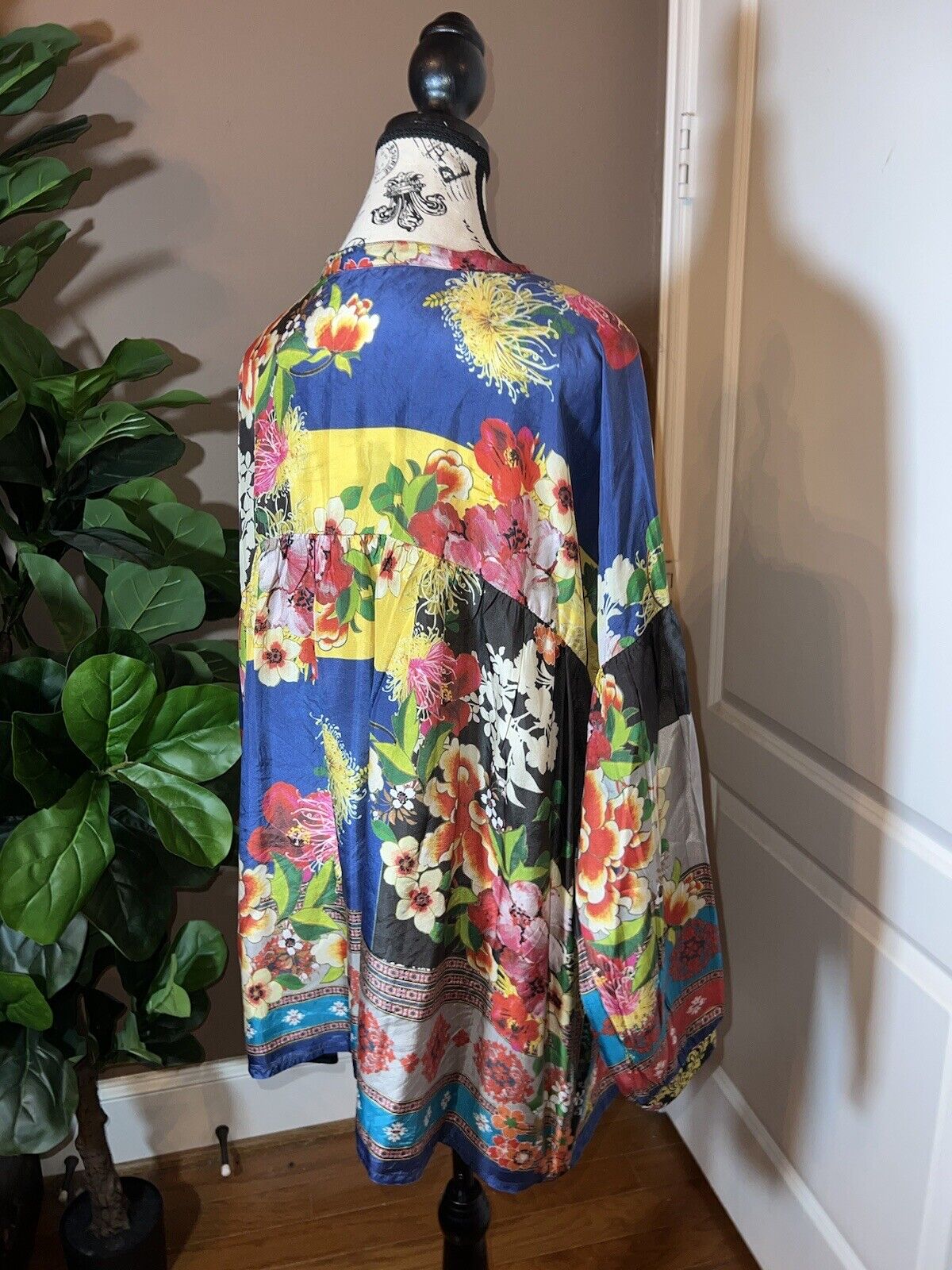 Johnny Was XL 1XL 1X 100% Silk Long Sleeve Tunic Top Kimono Vibrant Floral Color