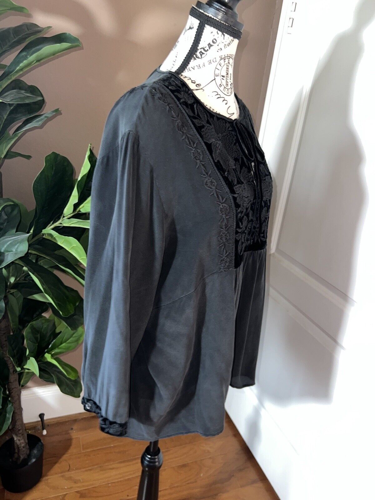 Johnny Was Sz XL Black 100% Silk & Velvet Peplum Tunic Top Tonal Embroidery