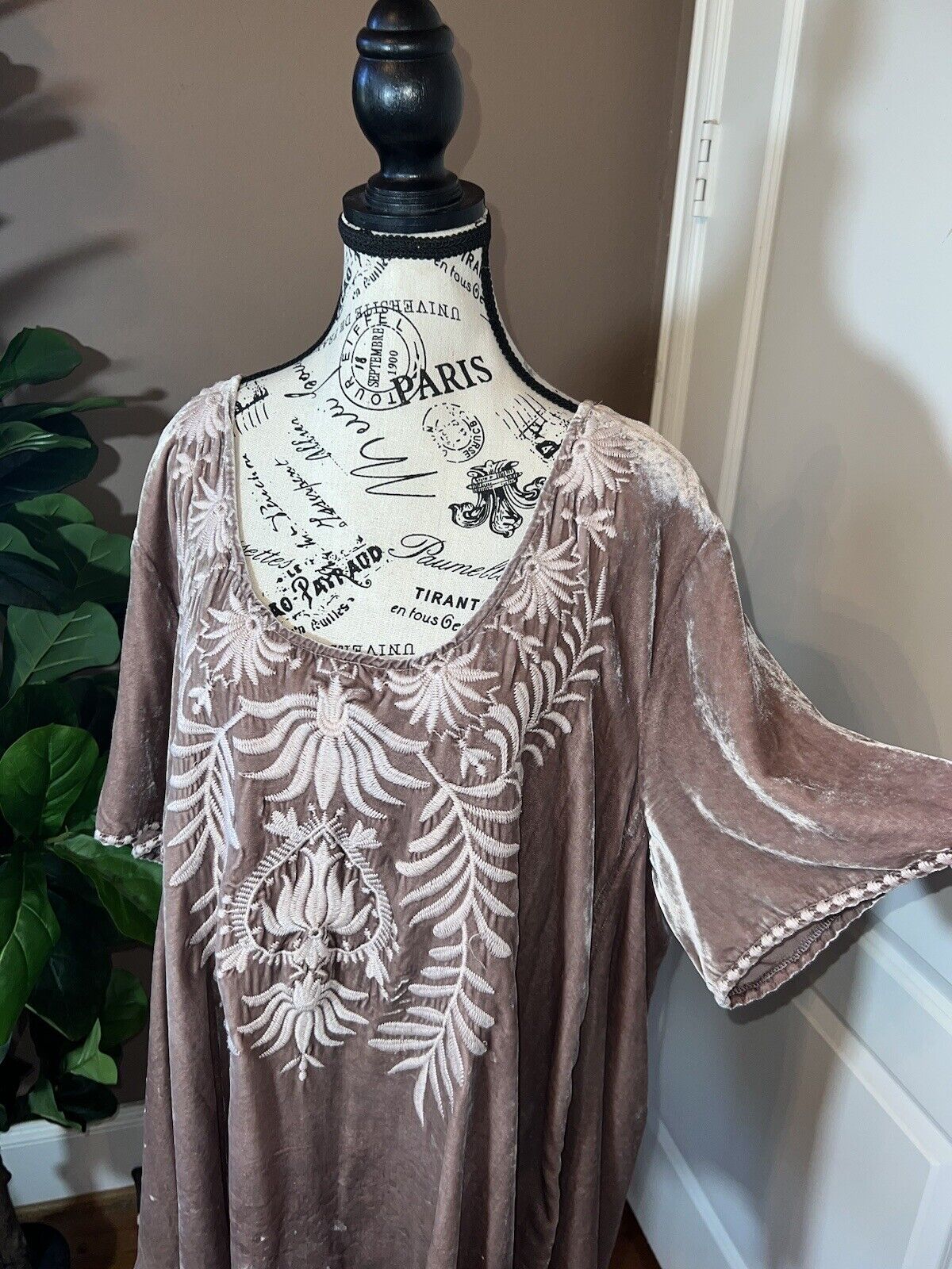 Johnny Was Dusty Rose Pink Velvet Embroidered Tunic Top Flutter Sleeve 1XL 1X XL