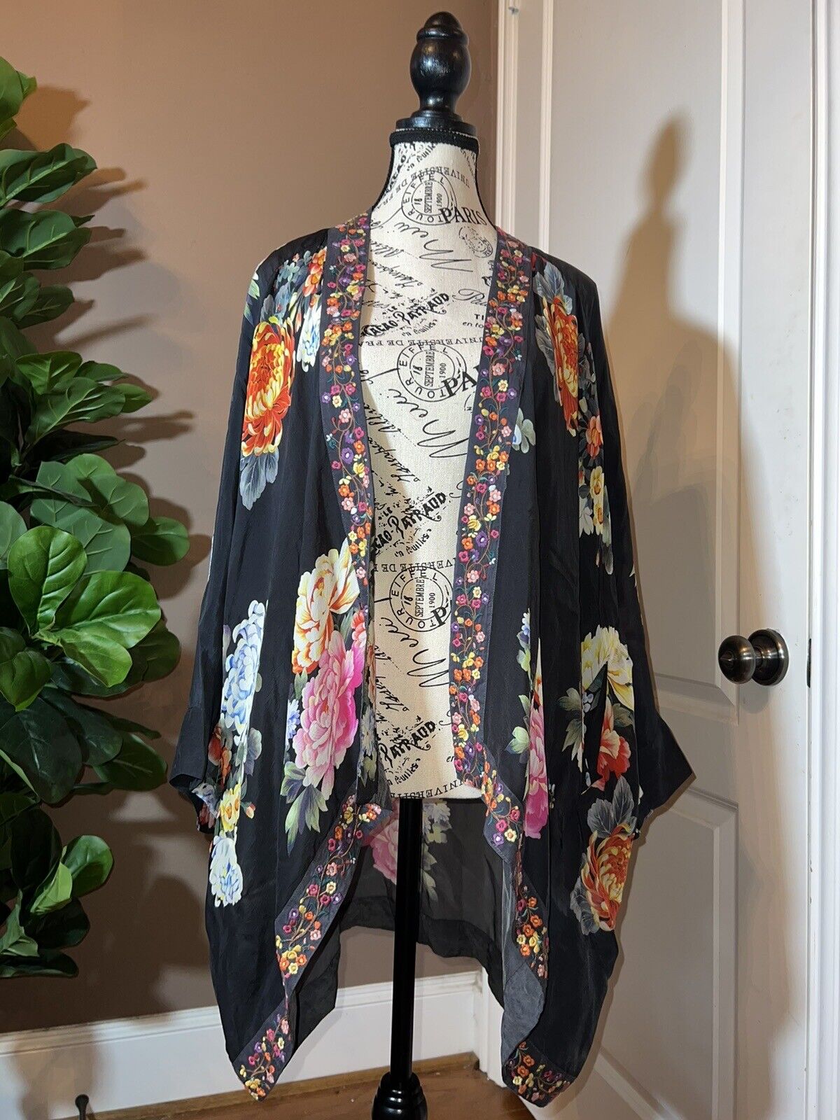 Johnny Was Silky Kimono Heavily Embroidered Trim L Large Pockets Black Floral