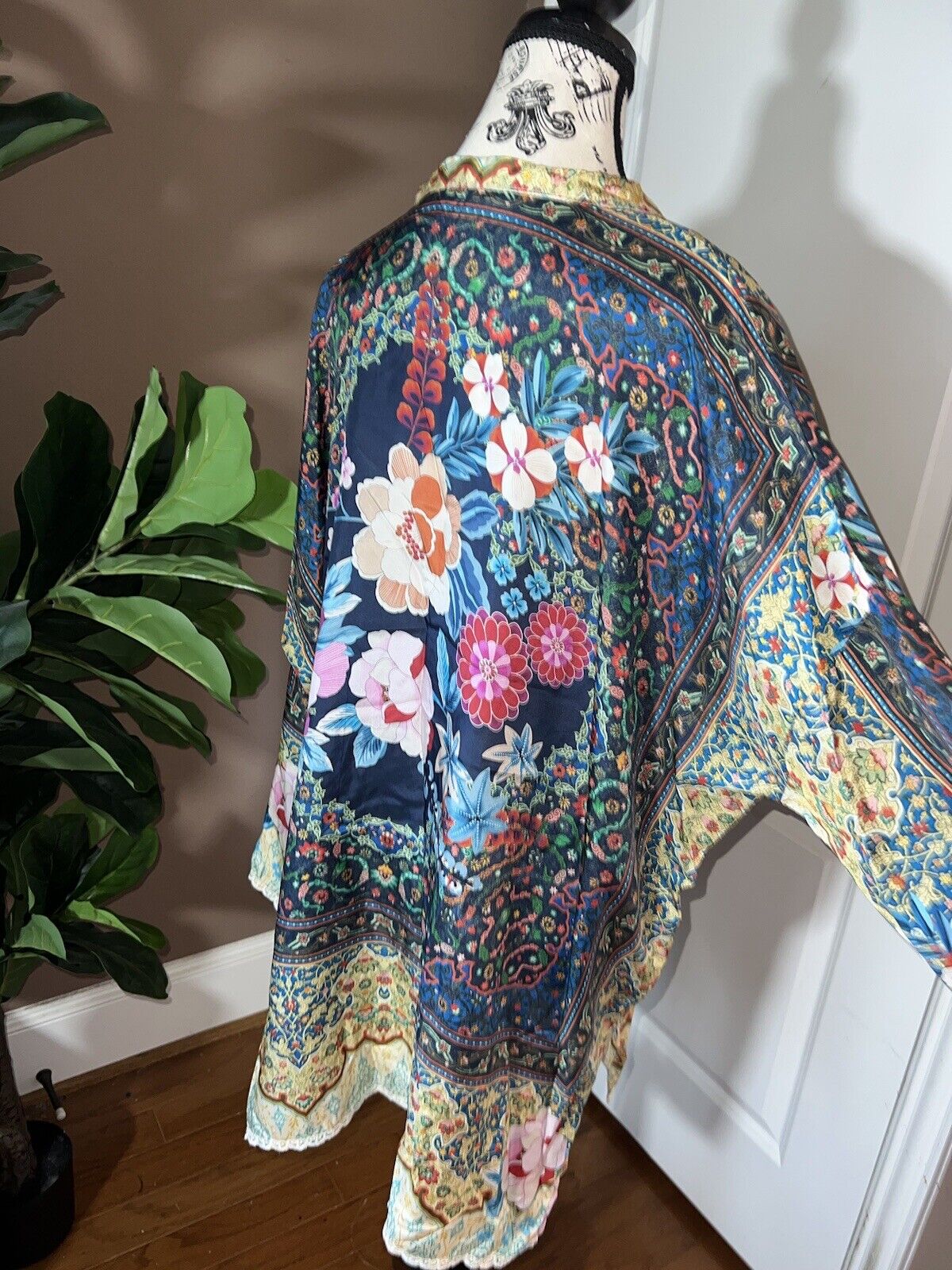 Johnny Was 100% Silk  STUNNING Floral Button Up Blouse Top L Large