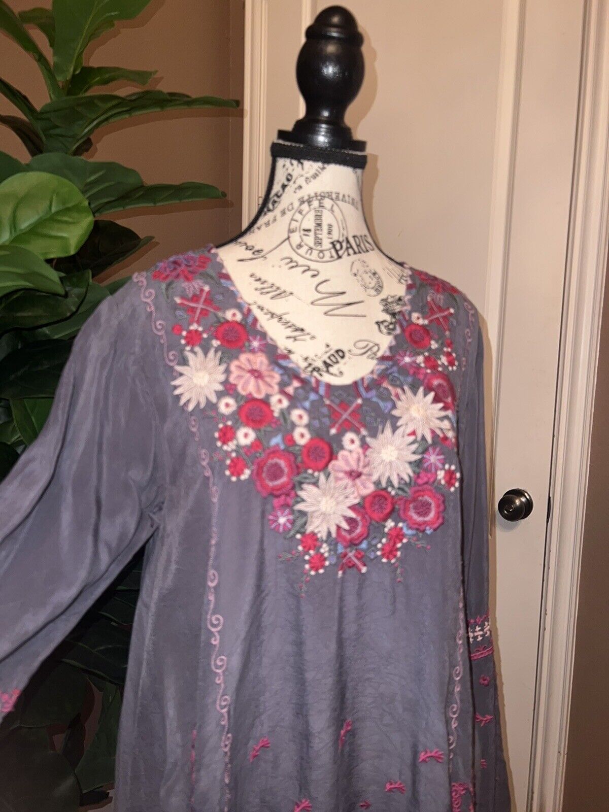 Johnny Was Sz M Medium Heavily Embroidered Silky Tunic Top Kimono Sleeve Grey