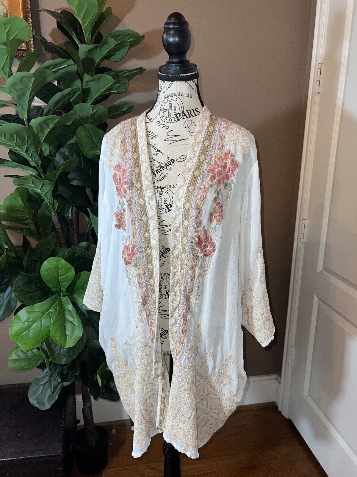 Johnny Was Large Silky White Kimono Heavily Embroidered Roses Pockets Floral