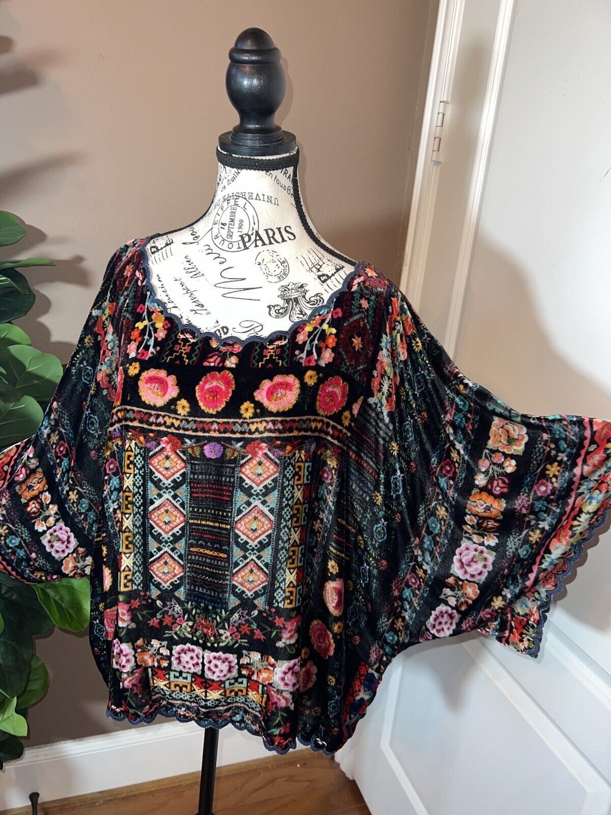 Johnny Was Black & Floral Velvet Tunic Top L Large Peasant  Roses Kimono