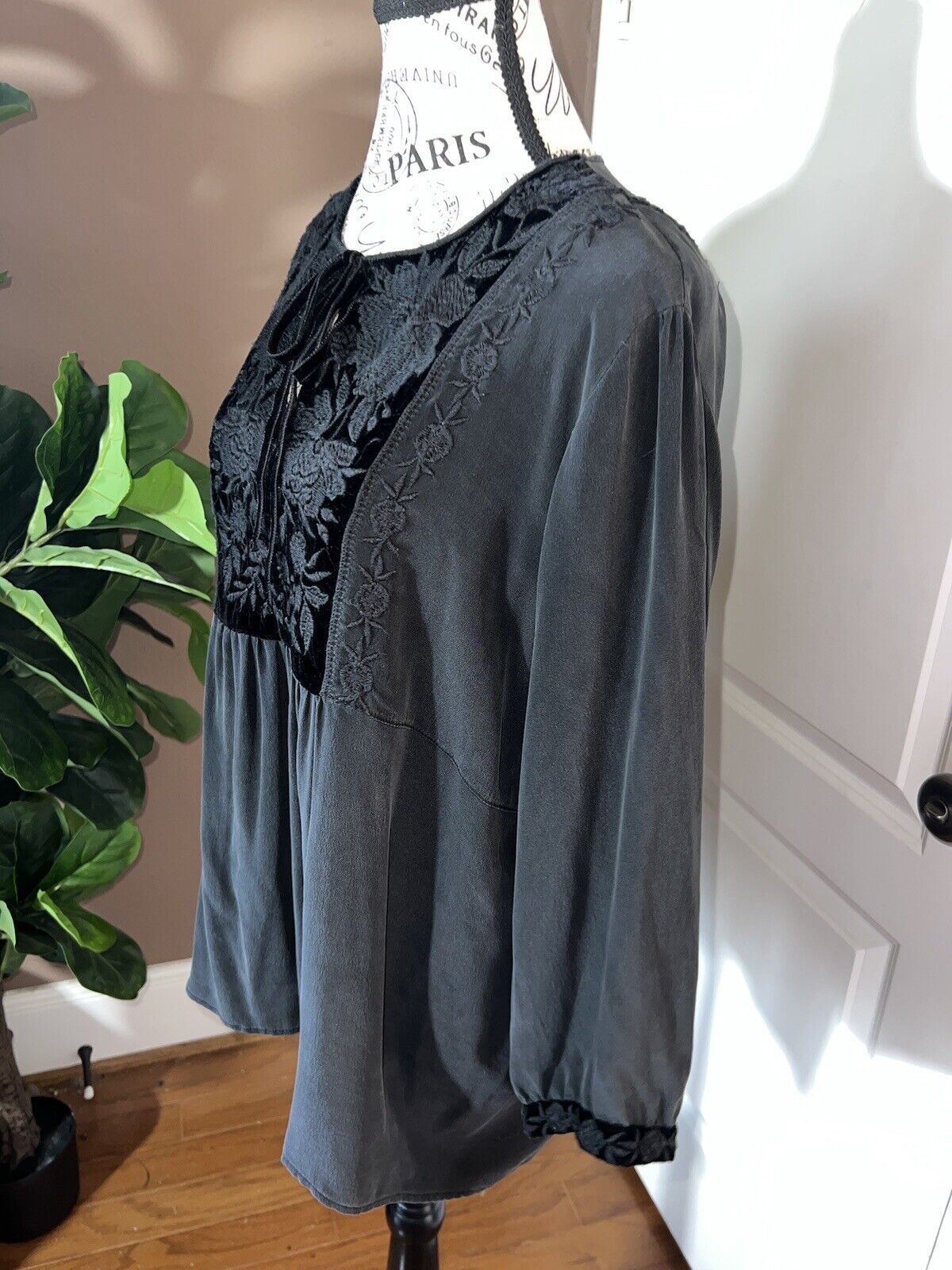 Johnny Was Sz XL Black 100% Silk & Velvet Peplum Tunic Top Tonal Embroidery