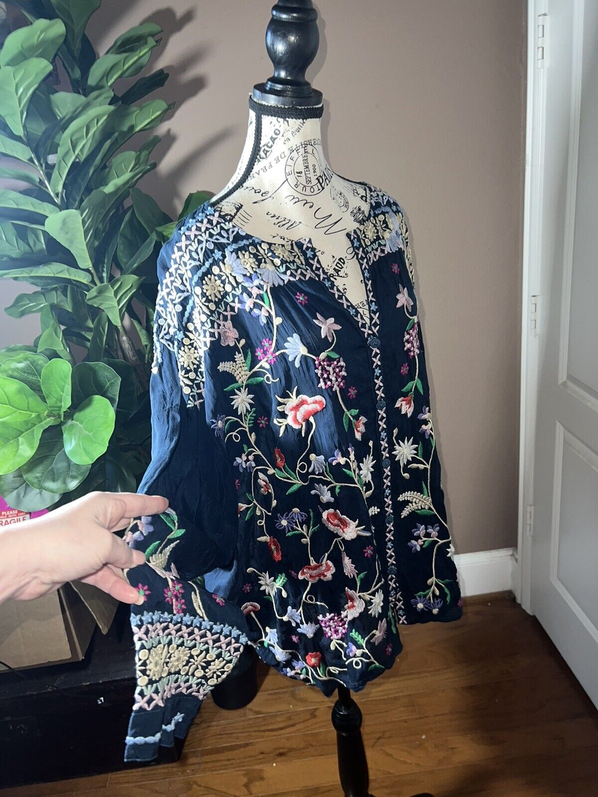 Johnny Was Sz 1X 1XL Silky Floral Tunic Top Embroidered With Beautiful Flowers