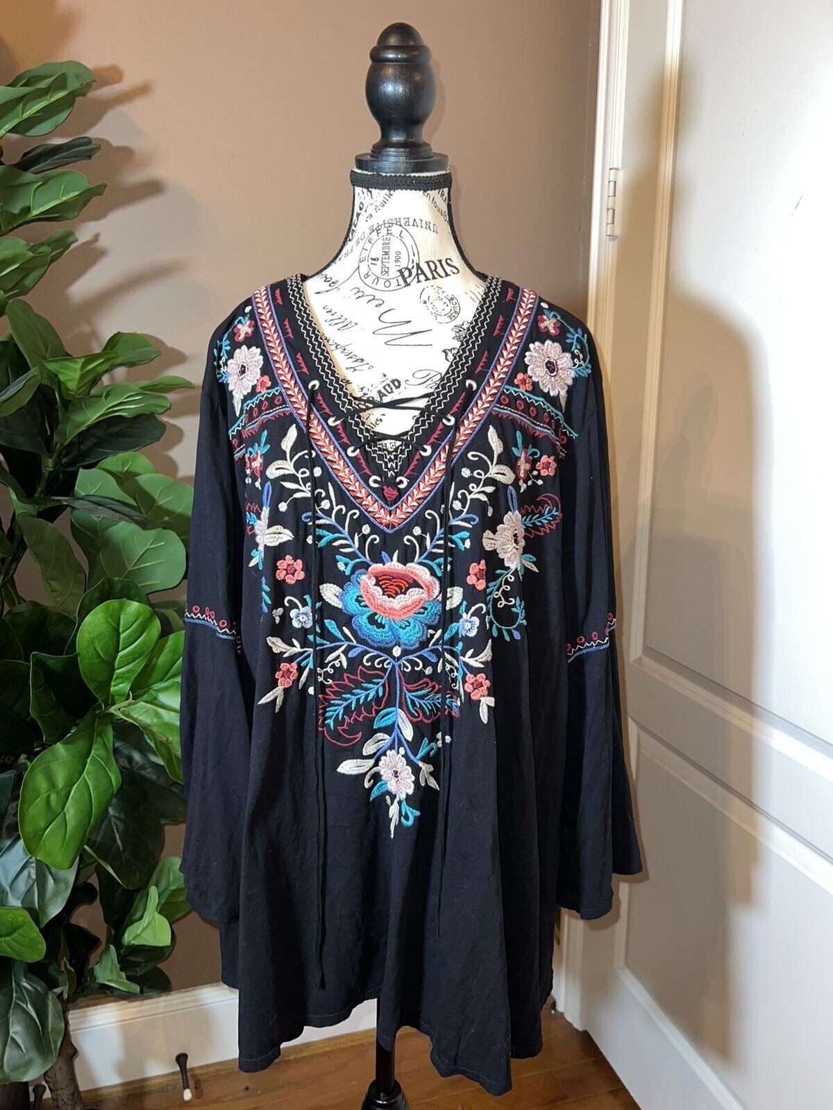 Johnny Was Beautiful Embroidered Tunic Black Peasant Top Floral Sz 1X 1XL XL