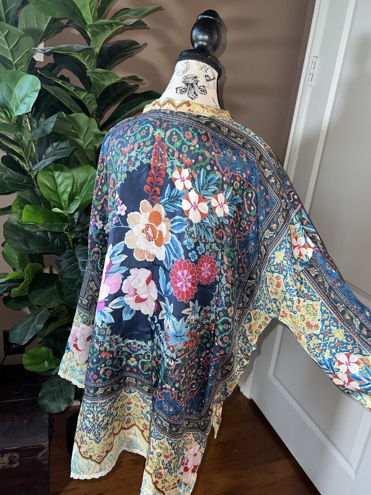 Johnny Was 100% Silk  STUNNING Floral Button Up Blouse Top L Large