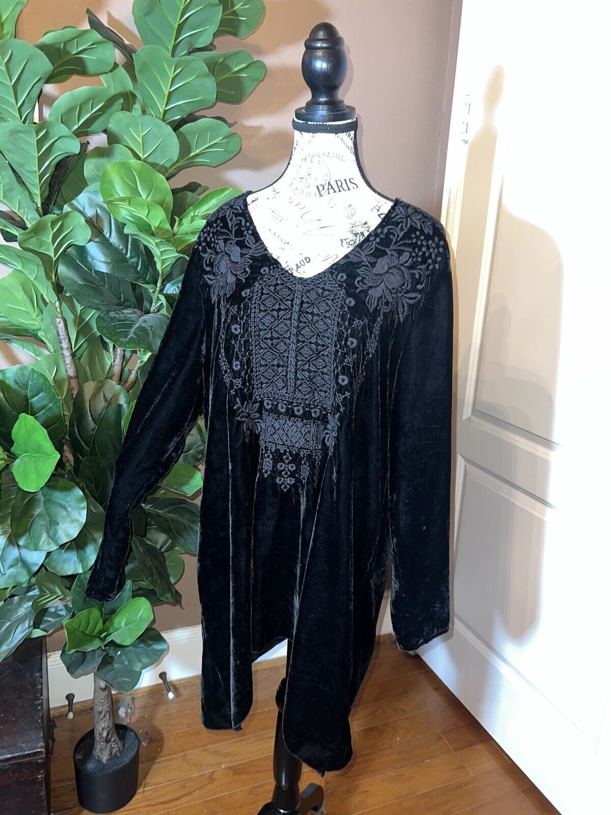 Johnny Was XL 1X 1XL Black Velvet Tonal Embroidery Tunic Top Kimono Sleeves