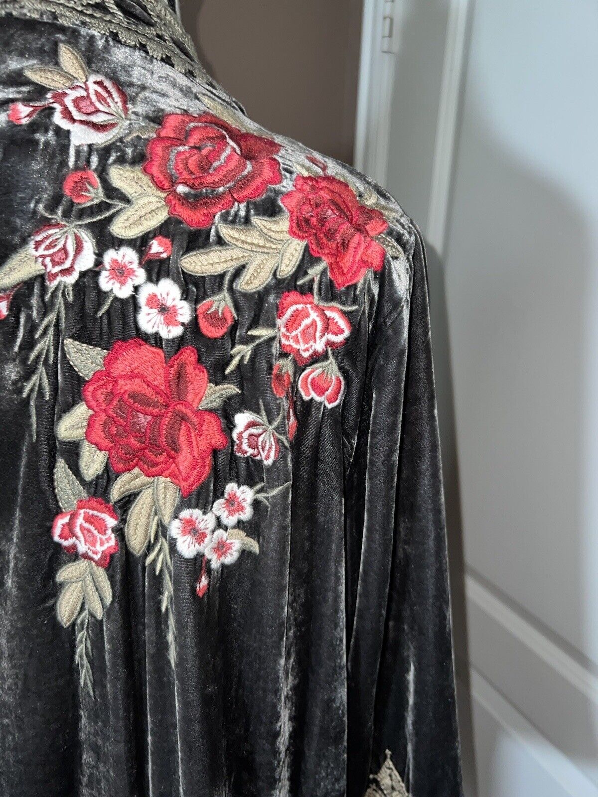 Johnny Was M Medium Grey Velvet Heavily Embroidered Kimono Wrap Top Roses