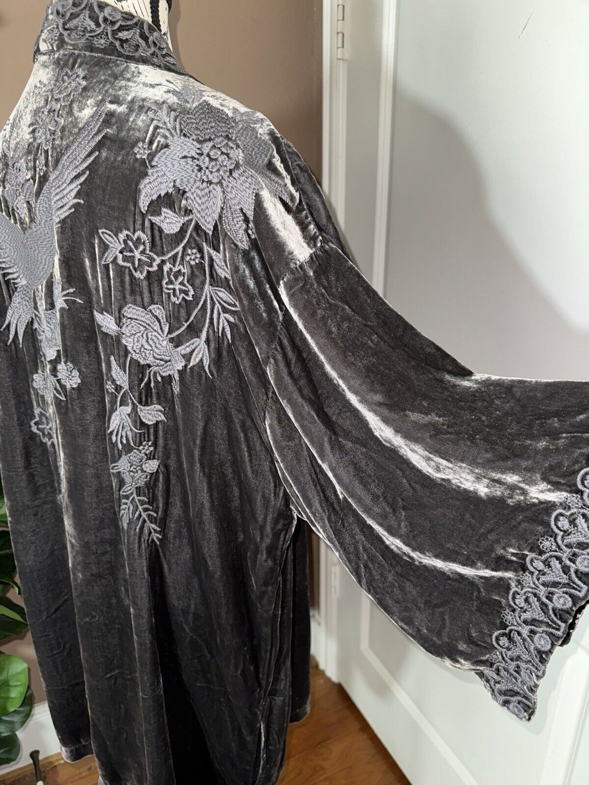 Johnny Was Sz 1X 1XL Grey Velvet Embroidered Kimono Wrap Floral & Birds STUNNING