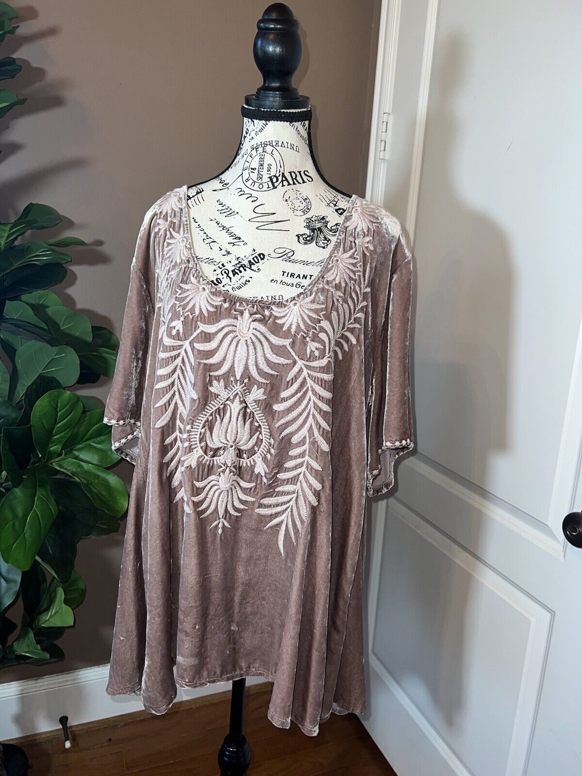 Johnny Was Dusty Rose Pink Velvet Embroidered Tunic Top Flutter Sleeve 1XL 1X XL