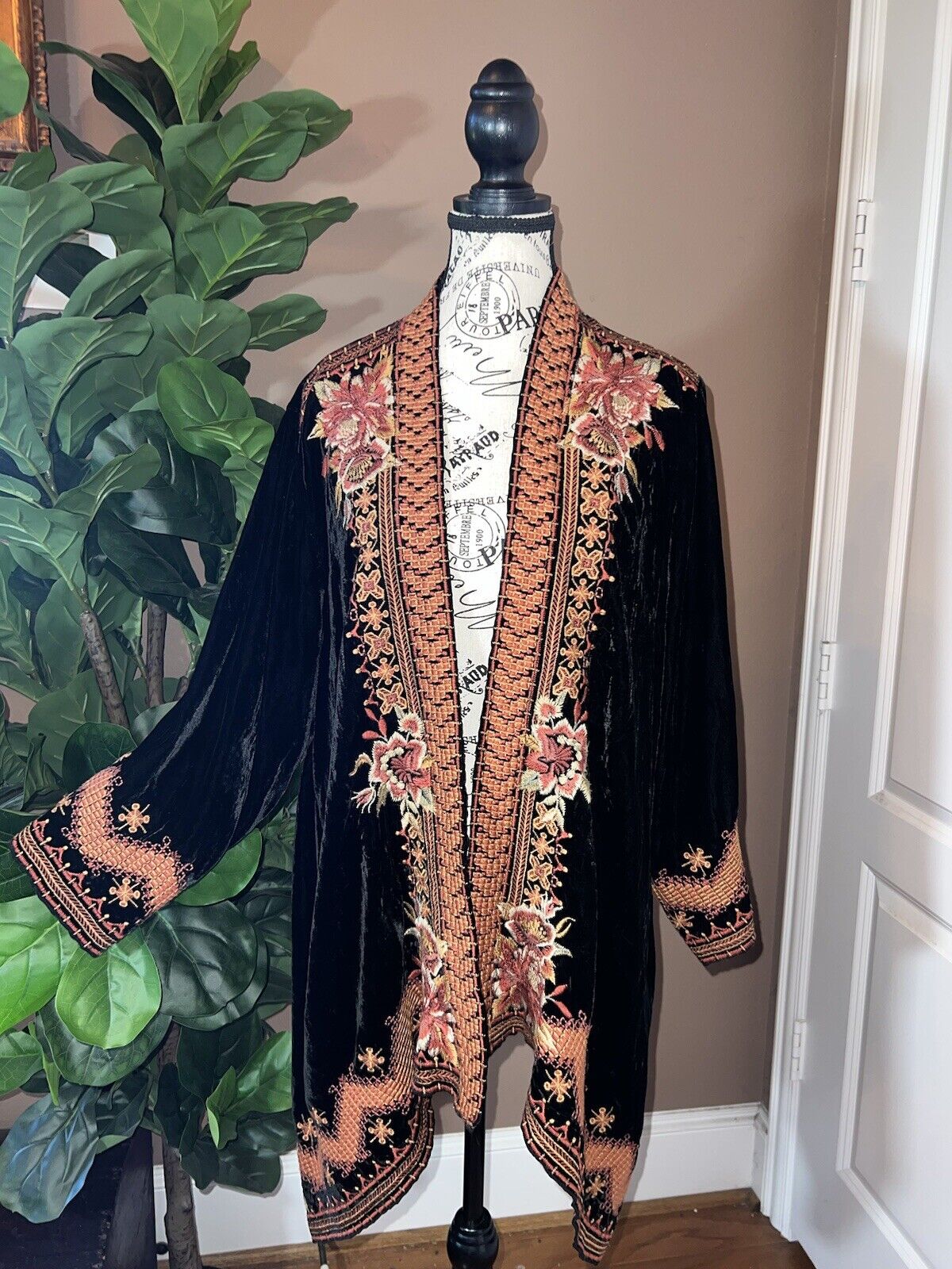 Johnny Was Black Velvet Embroidered Kimono Wrap Sz 1XL 1X XL Floral STUNNING