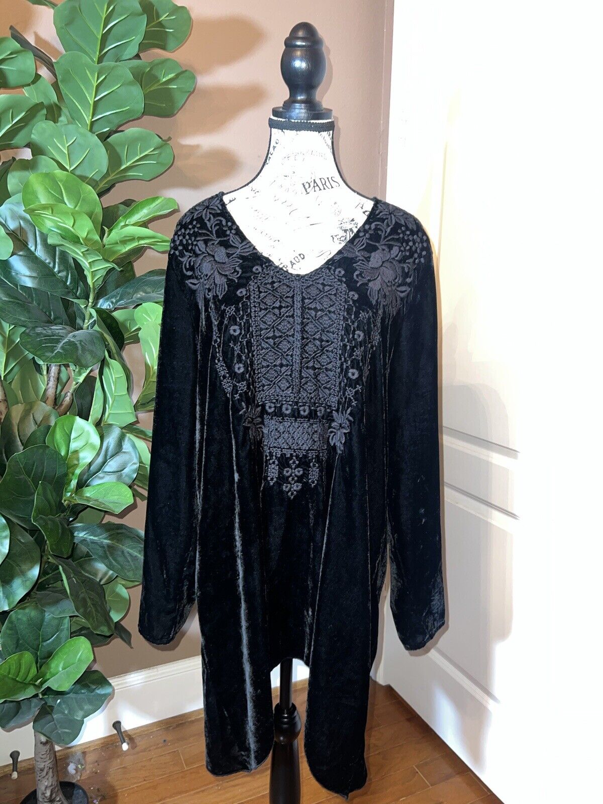 Johnny Was XL 1X 1XL Black Velvet Tonal Embroidery Tunic Top Kimono Sleeves