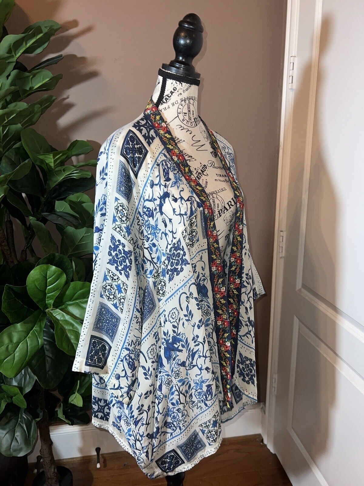 Johnny Was Silky Embroidered Kimono Blue & White Sz L Large Flowy SUMMER