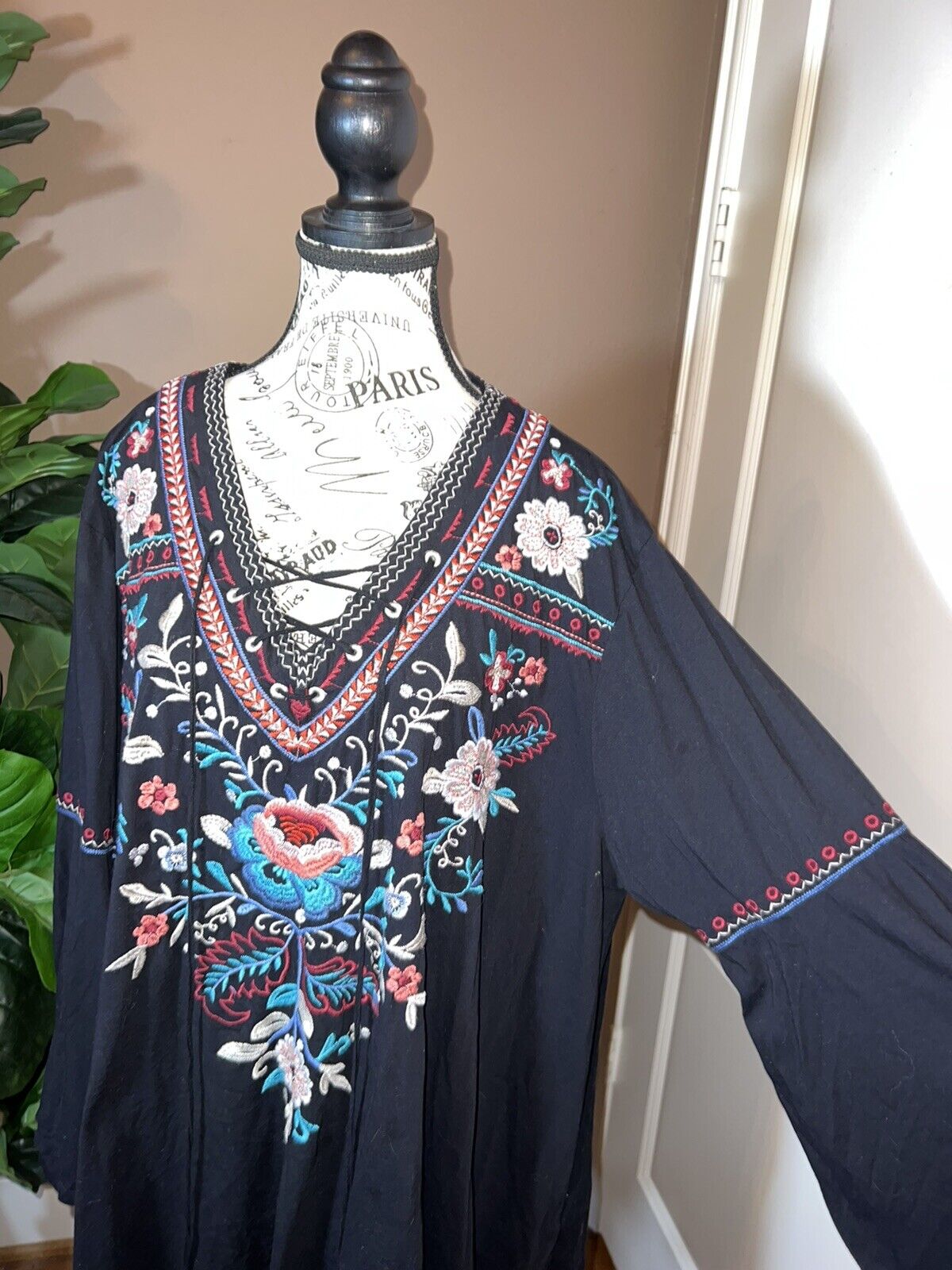 Johnny Was Beautiful Embroidered Tunic Black Peasant Top Floral Sz 1X 1XL XL