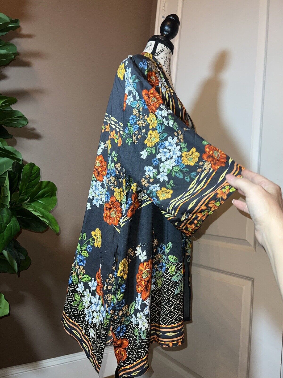 Johnny Was Silky Kimono Sz L Large Floral Beautifully Soft Black Floral Wrap