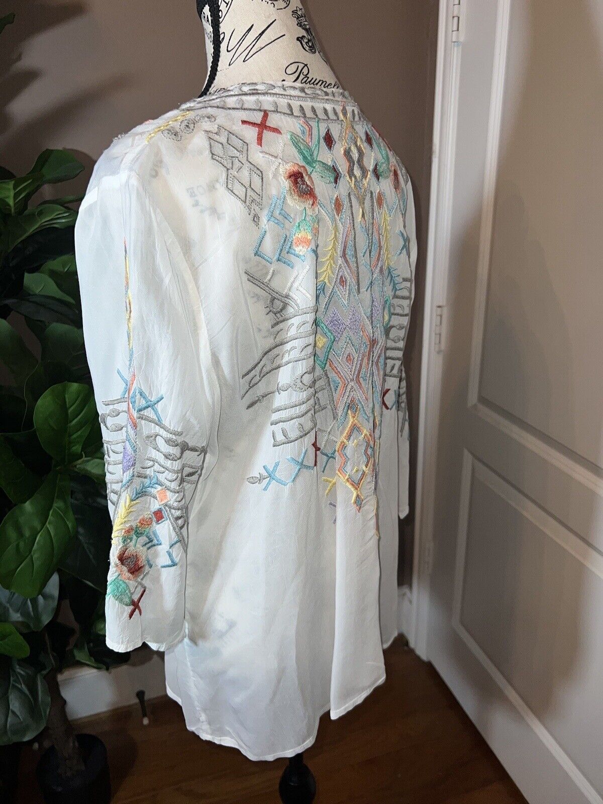 Johnny Was Silky White Embroidered Peasant Blouse Top Tunic L Large SPRING