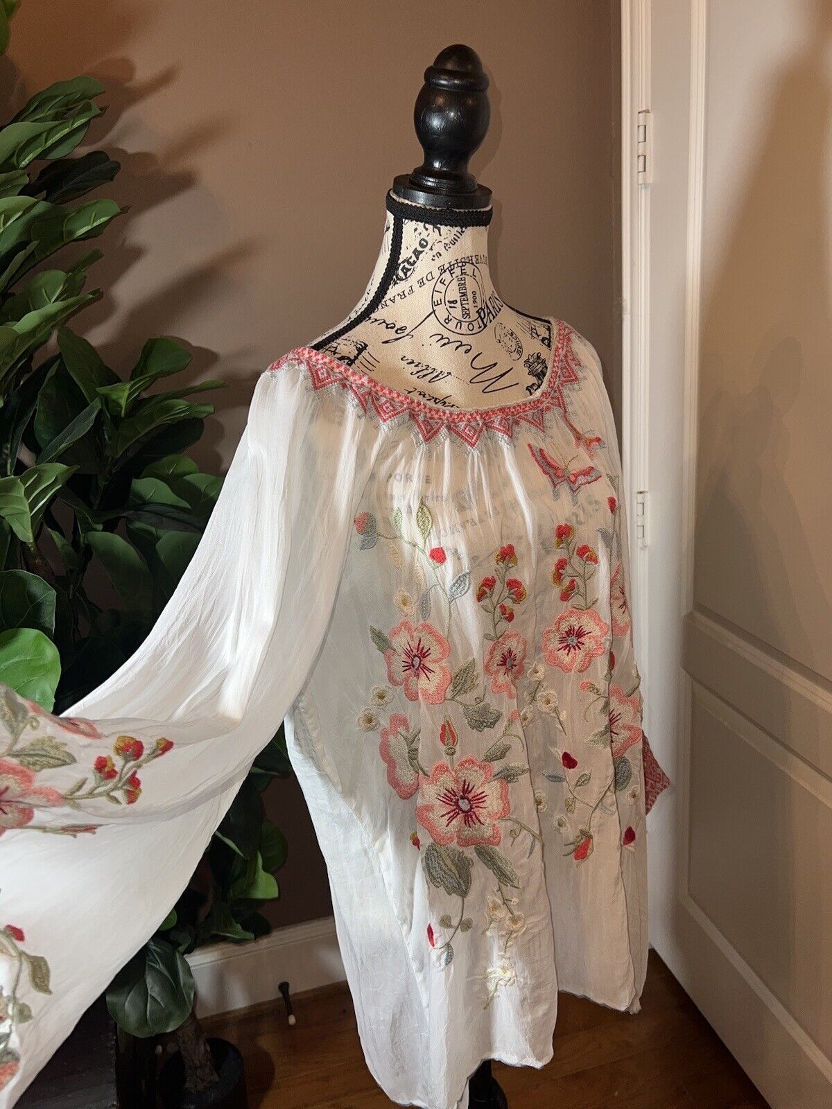 Johnny Was L Large Embroidered Silky Pink White Tunic Top Kimono Sleeves SPRING