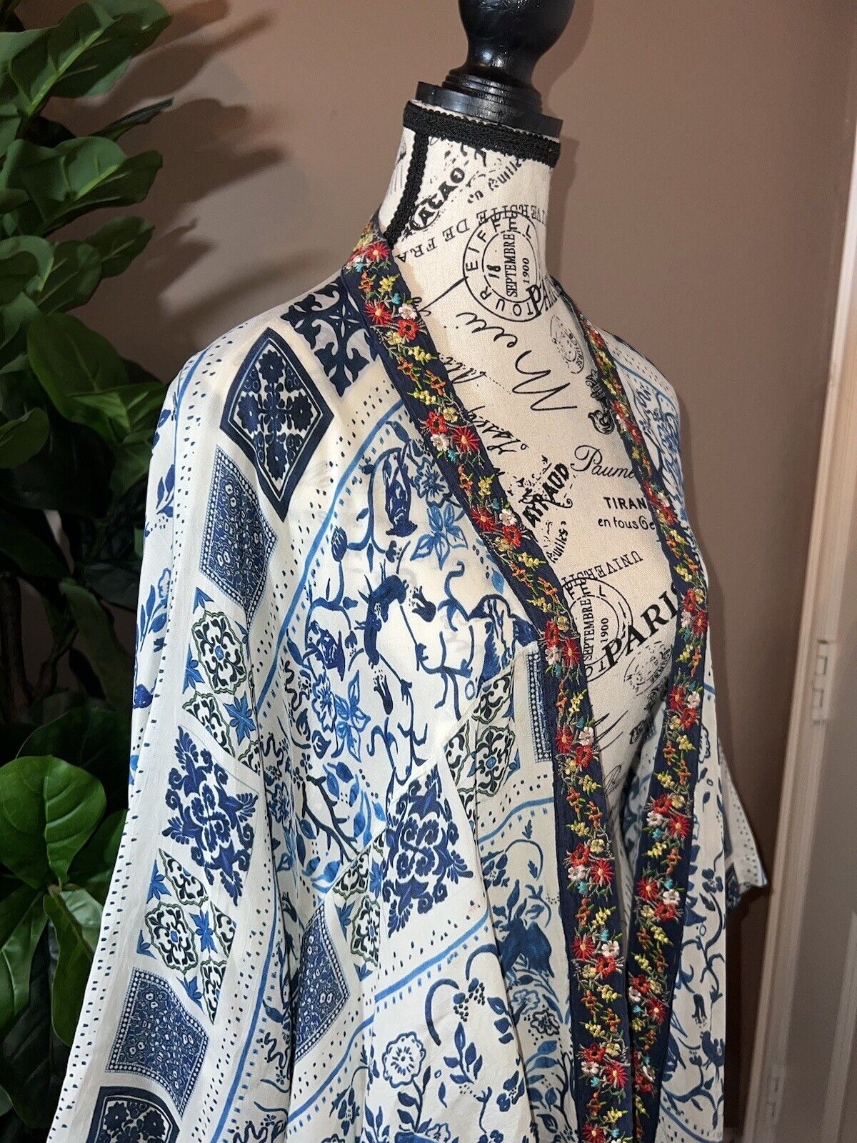 Johnny Was Silky Embroidered Kimono Wrap Blue & White Sz M 32” PTP Cardigan