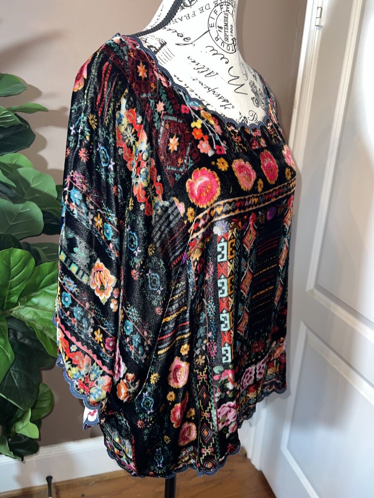 Johnny Was Black & Floral Velvet Tunic Top L Large Peasant  Roses Kimono