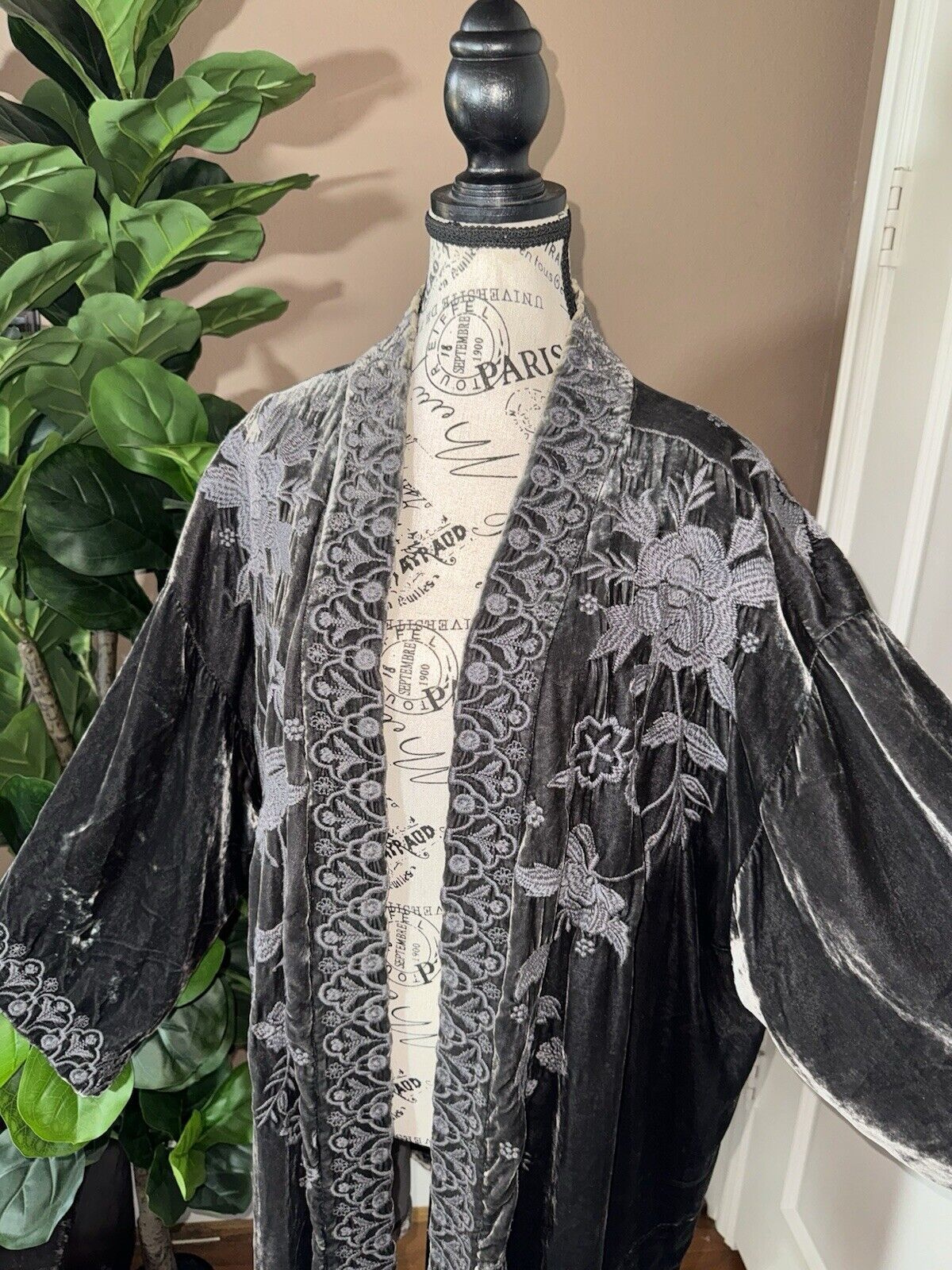 Johnny Was Sz 1X 1XL Grey Velvet Embroidered Kimono Wrap Floral & Birds STUNNING