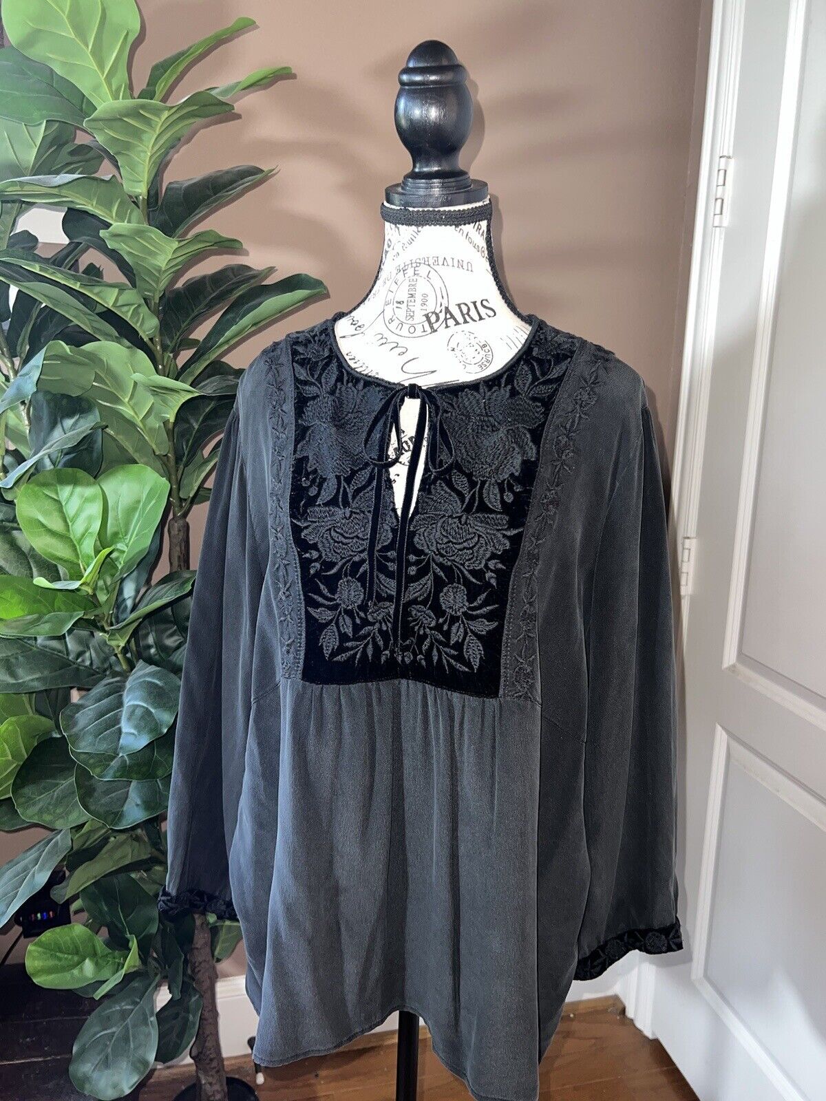 Johnny Was Sz XL Black 100% Silk & Velvet Peplum Tunic Top Tonal Embroidery