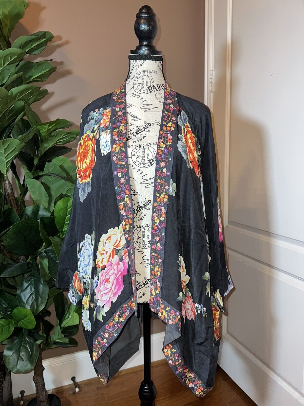 Johnny Was Silky Kimono W/ Heavily Embroidered Trim Sz PM Petite Medium Pockets